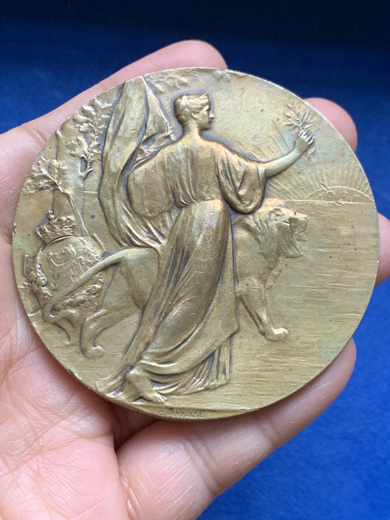 《竞宝斋》第463-465场 周日，周一，周二，3场连拍 （全场包邮）欢迎送拍 比利时王国1930年独立100周年纪念超大铜章，正面女神树下左手执旗右手擎花眺望远方日出出神，身畔狮王守护随行。背面国王利奥波德二世戎装带勋侧身像。直径：69.5mm，重量：127.5g