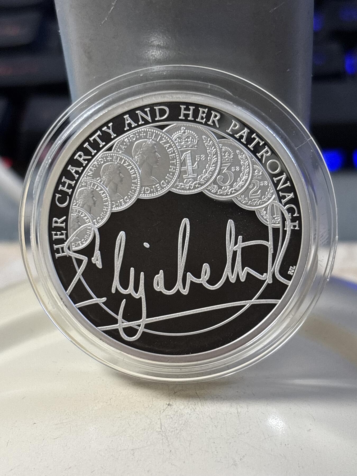 第190期拍卖 英国2022年女王统治系列2慈善与资助加厚纪念银币,999银,重量:56.56克,,发行：1500枚