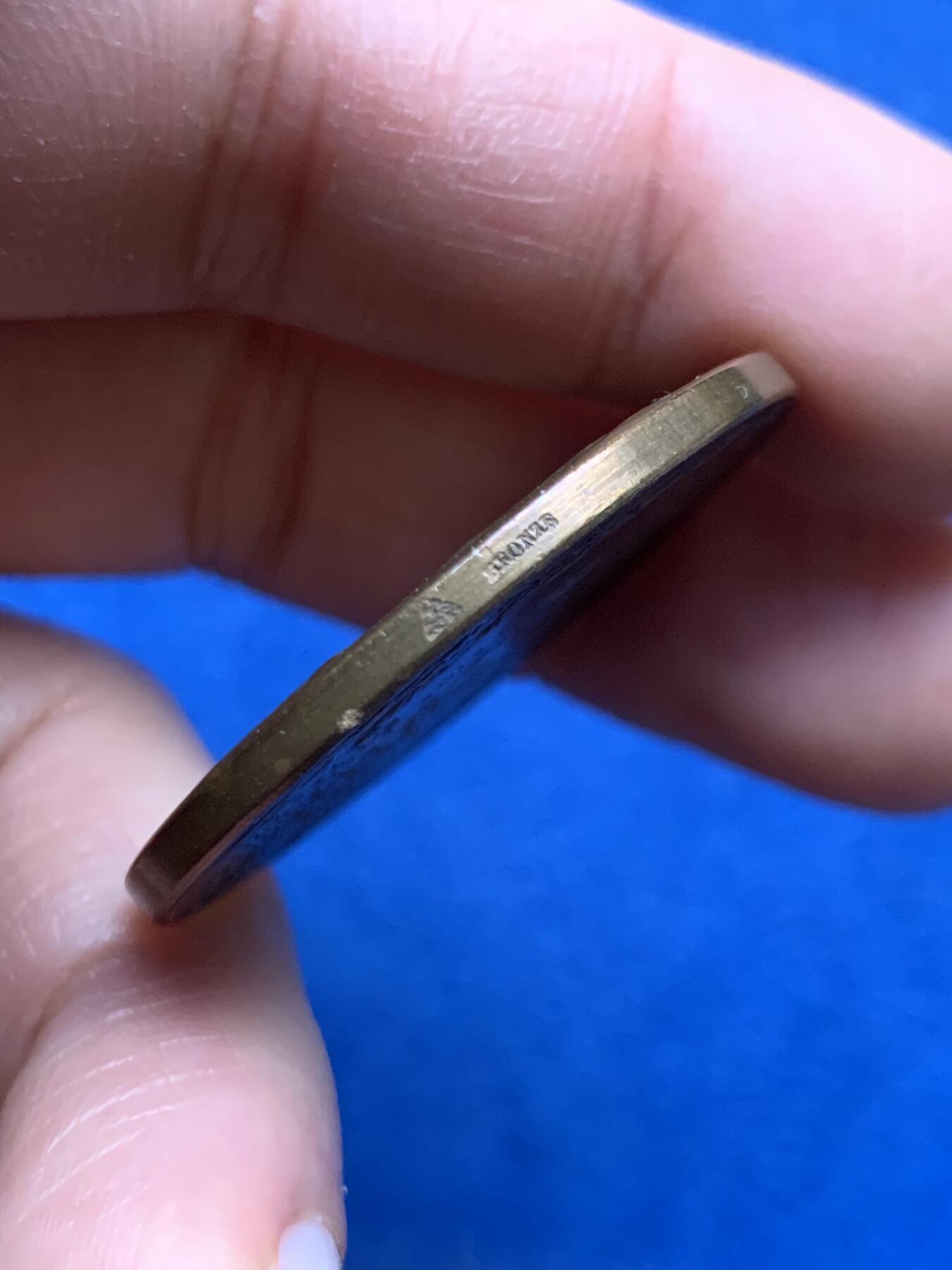 《竞宝斋》第463-465场 周日，周一，周二，3场连拍 （全场包邮）欢迎送拍 1921年法国自由女神奖章，名家罗蒂签名奖章。直径：36.2mm，重量：21.9g，三角铜标。