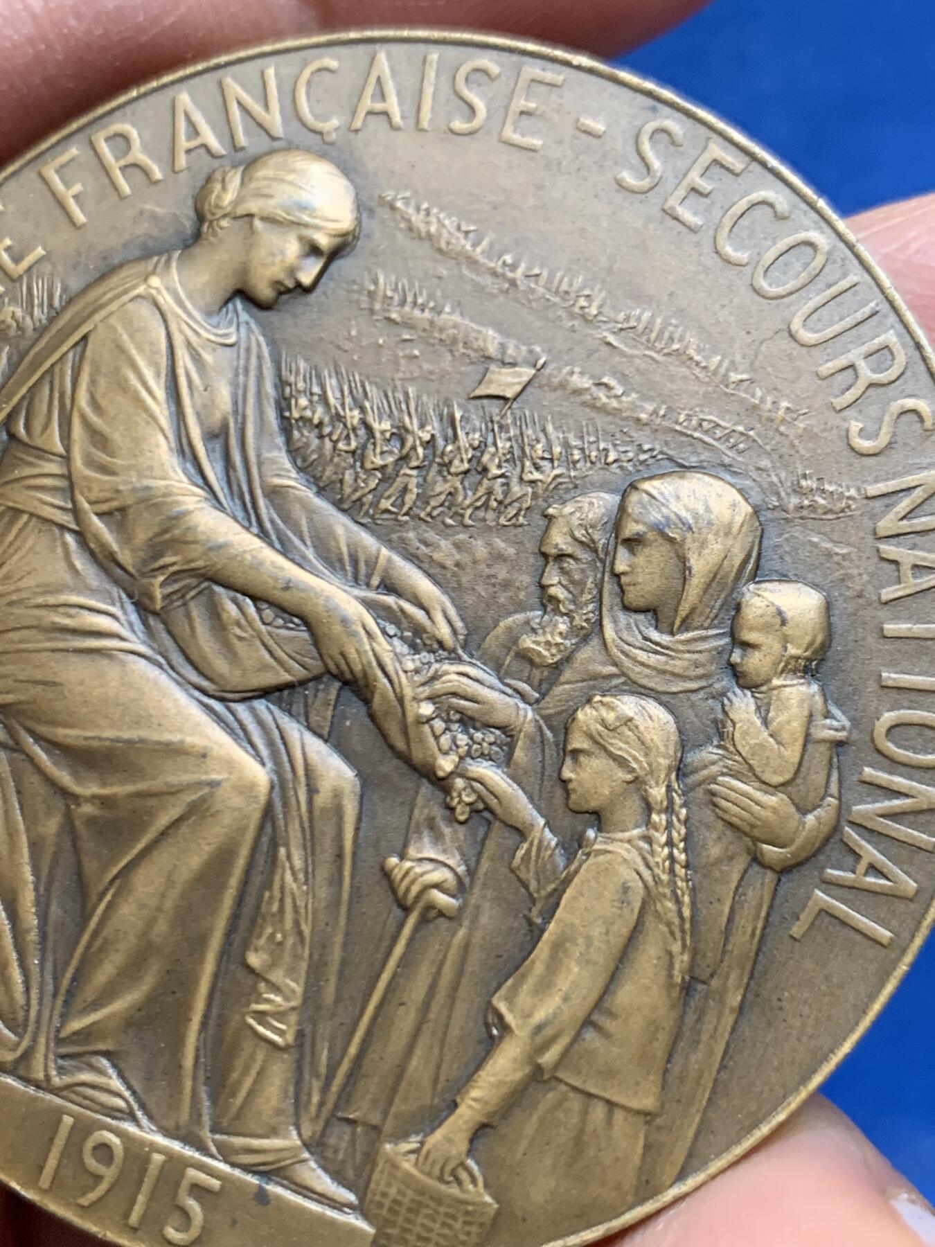 《竞宝斋》第463-465场 周日，周一，周二，3场连拍 （全场包邮）欢迎送拍 法国艺术大章一战1915年女神坐像高卢雄鸡高浮雕大铜章，品相佳。直径：49.3mm，重量：65.9g。