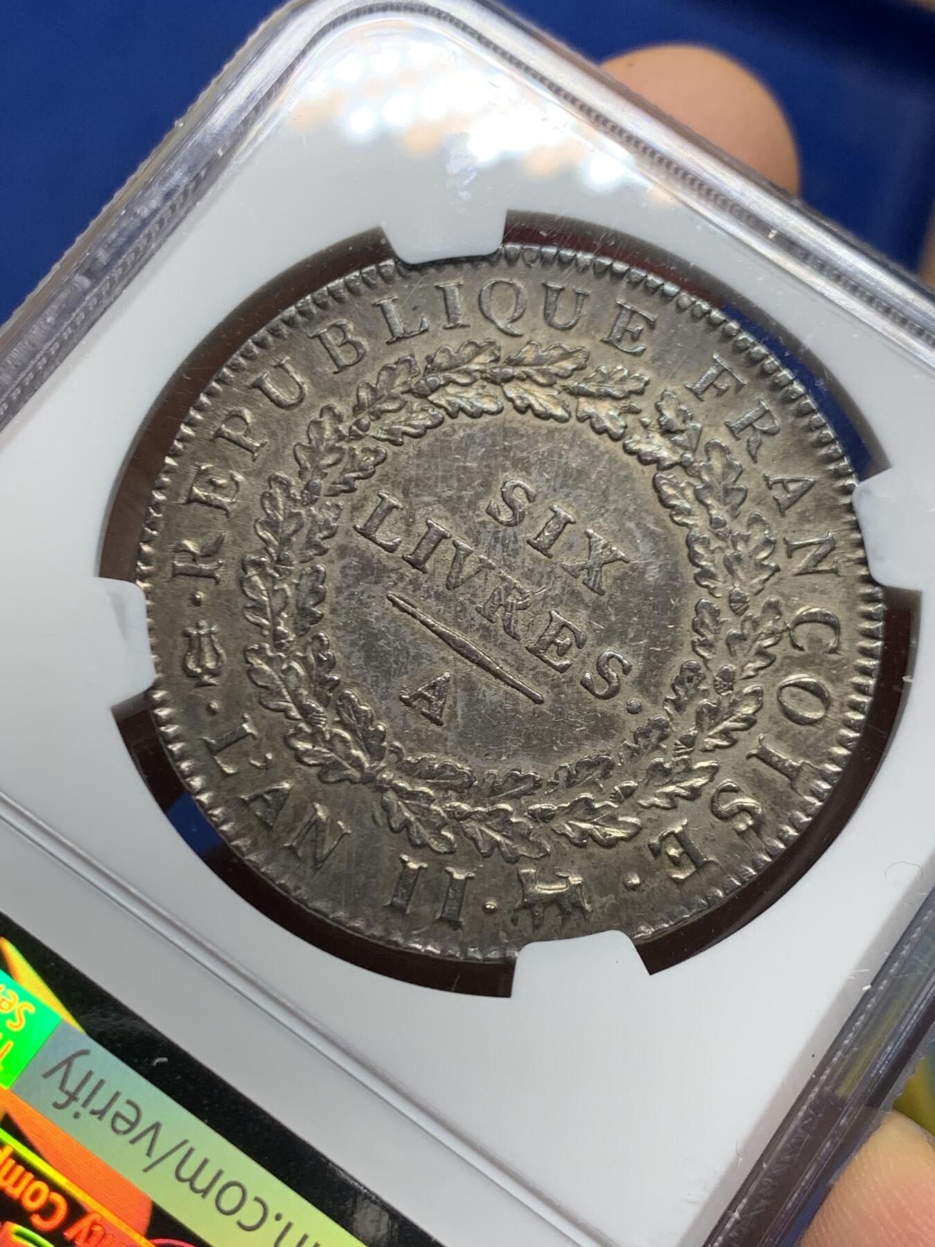 《竞宝斋》第463-465场 周日，周一，周二，3场连拍 （全场包邮）欢迎送拍 热门品种 NGC AU 法国国民公会时期1793年6里弗尔，天使埃居，品相好打制清晰，几乎没有流通磨损，状态很自然。铸造于国民公会时期(1792年9月21日-1795年10月26日)，持续时间很短，留存好品很少，此时路易十六已被斩首，因此正面由站立天使取代路易十六的头像，1793年为共和二年ANlI。天使顶上有一小凹，细节见图。