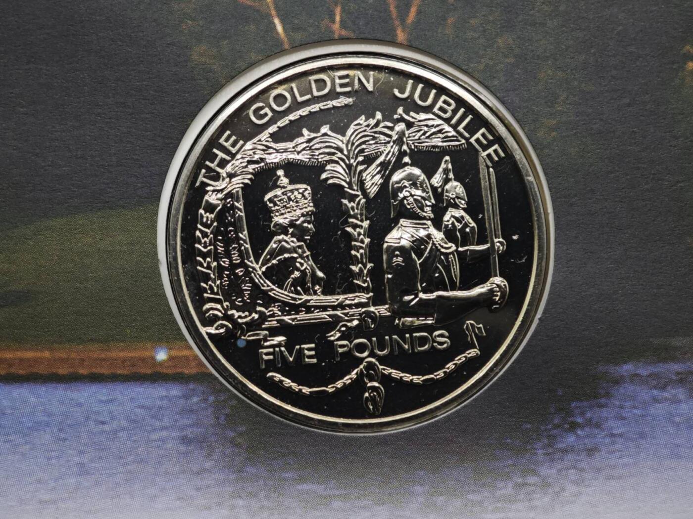 【淘币小摊】限时拍第八百六十二拍  克朗币邮币封场  满百包邮可预留两周  周一统一发货  根西2002年女王登基金禧5镑纪念币邮币封