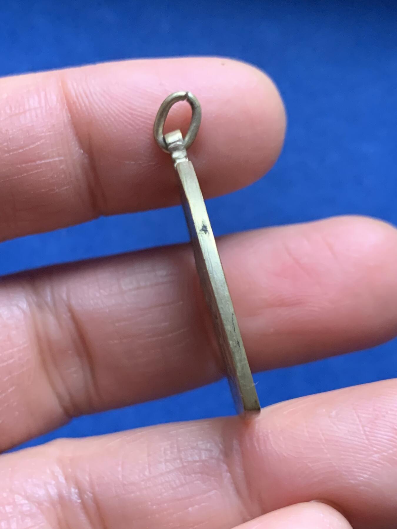 《竞宝斋》第463-465场 周日，周一，周二，3场连拍 （全场包邮）欢迎送拍 1917年比利时妇女与一战孤儿新艺术风格奖章吊坠 由P.Theunis 设计 朦胧的风格 7.2克 21*32mm