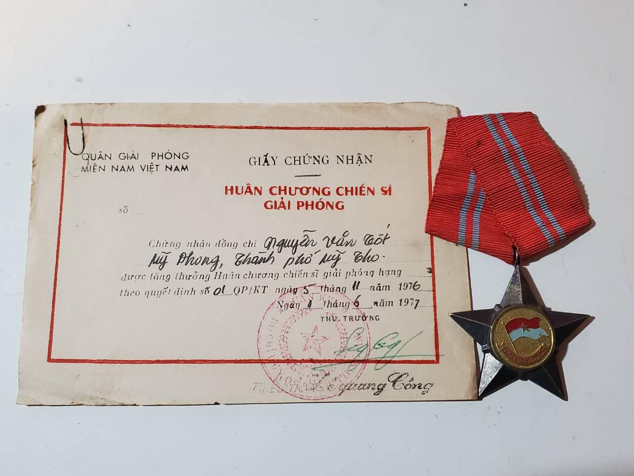 韵星假日军品类拍卖第三十九期暨默多克中校夫妇专场 -- Rimey Holidays Militaria Auction 39 & The Modoks Collection  越南南方共和国（越共）越战战时二级解放战士勋章 早期白铜版本  非常厚重 漆面未掉 实发白铜稀有 非后期铝制作 