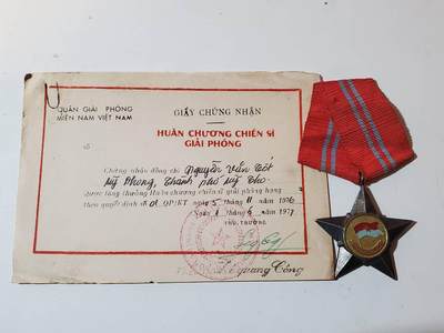 韵星假日军品类拍卖第三十九期暨默多克中校夫妇专场 -- Rimey Holidays Militaria Auction 39 & The Modoks Collection  - 越南南方共和国（越共）越战战时二级解放战士勋章 早期白铜版本  非常厚重 漆面未掉 实发白铜稀有 非后期铝制作 