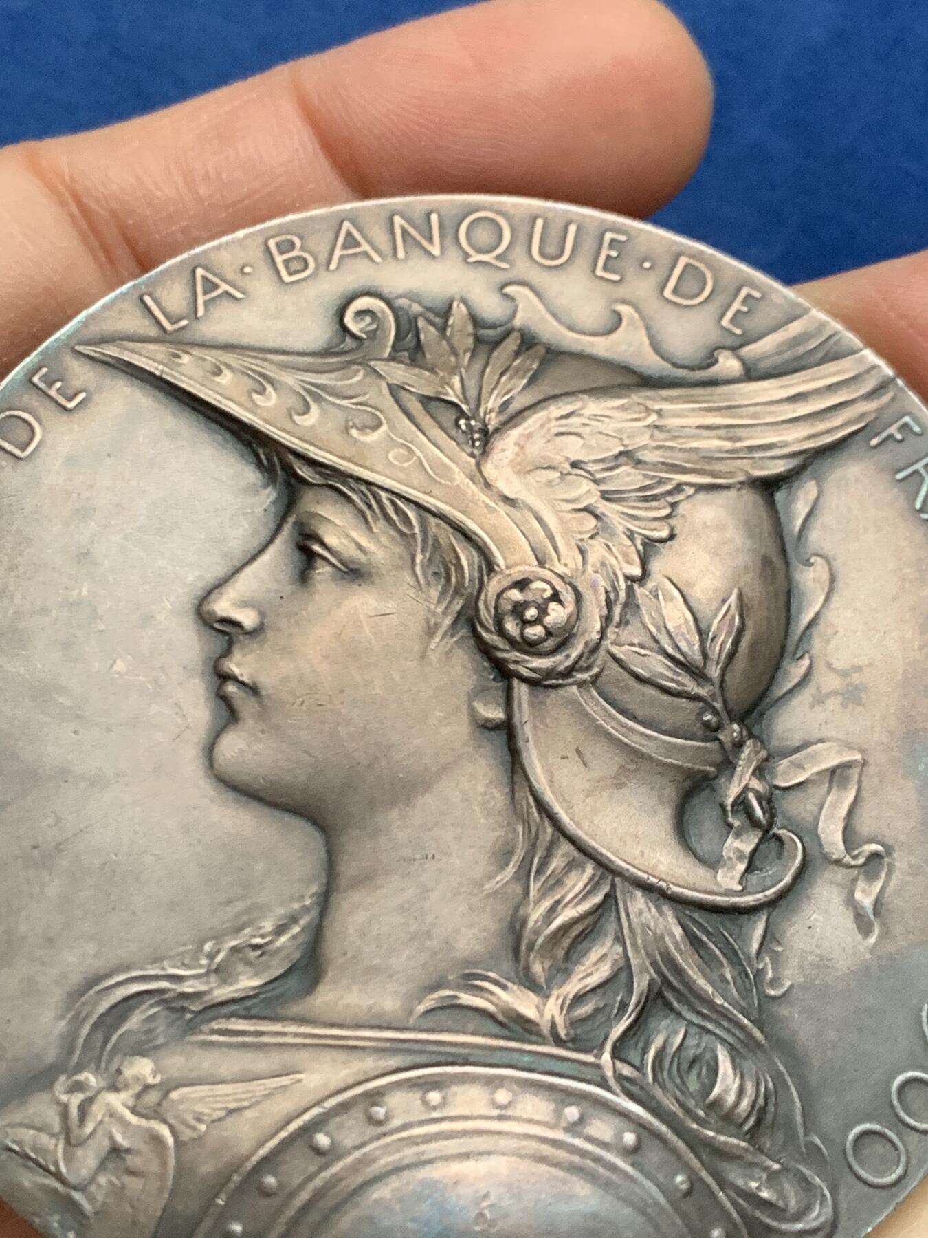 《竞宝斋》第463-465场 周日，周一，周二，3场连拍 （全场包邮）欢迎送拍 新艺术章牌大师罗蒂O.Roty作品，法兰西百年纪念银章，最美戎装玛丽安娜形象，材质950银，边铭丰饶角1argent，直径68mm，重约127.5g，品相如图，带原盒。