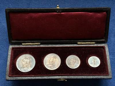 《竞宝斋》第463-465场 周日，周一，周二，3场连拍 （全场包邮）欢迎送拍 - 英国1891年维多利亚女皇高冠濯足节套币，状态很美，包浆漂亮，带原始盒