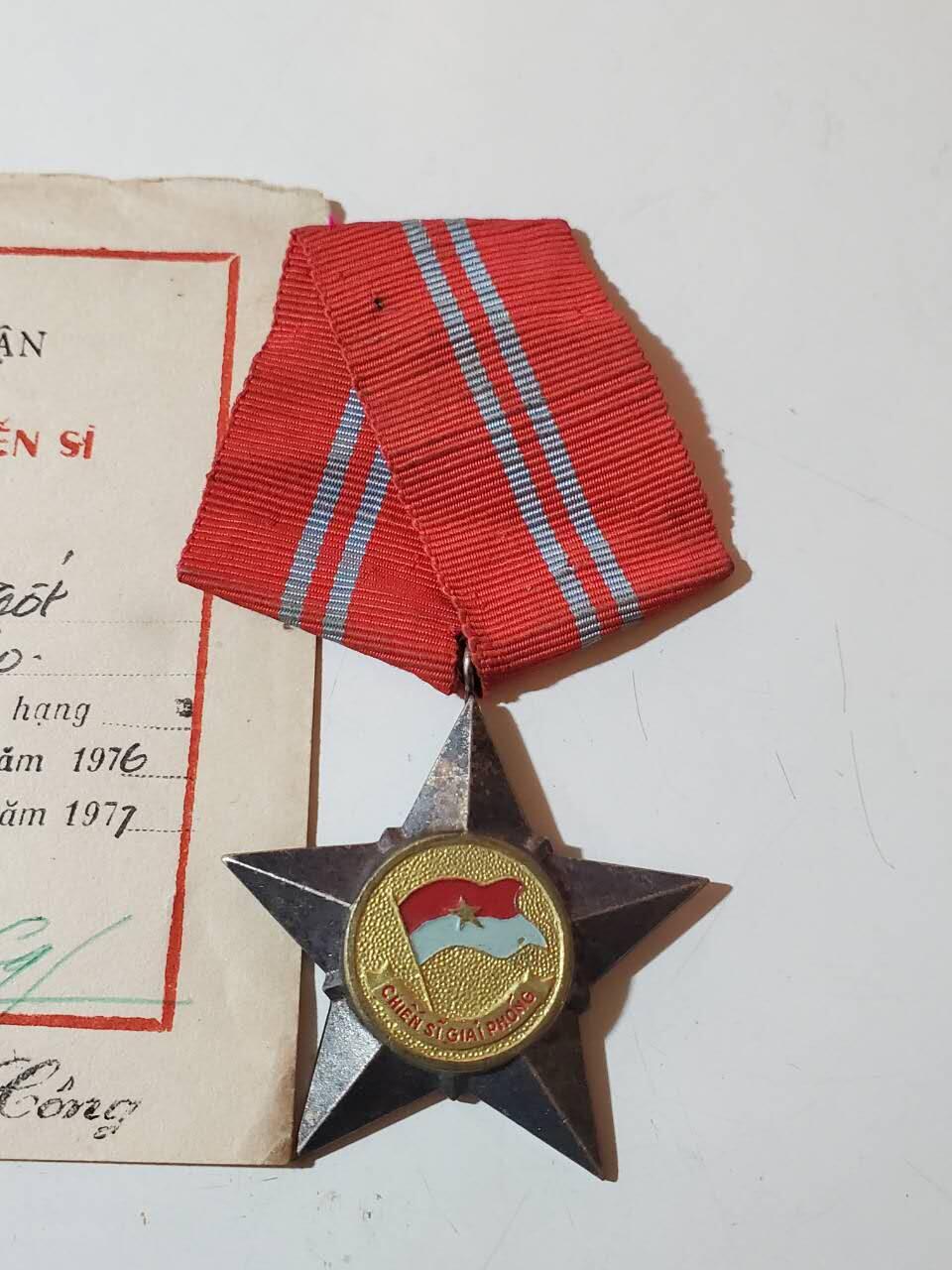 韵星假日军品类拍卖第三十九期暨默多克中校夫妇专场 -- Rimey Holidays Militaria Auction 39 & The Modoks Collection  越南南方共和国（越共）越战战时二级解放战士勋章 早期白铜版本  非常厚重 漆面未掉 实发白铜稀有 非后期铝制作 