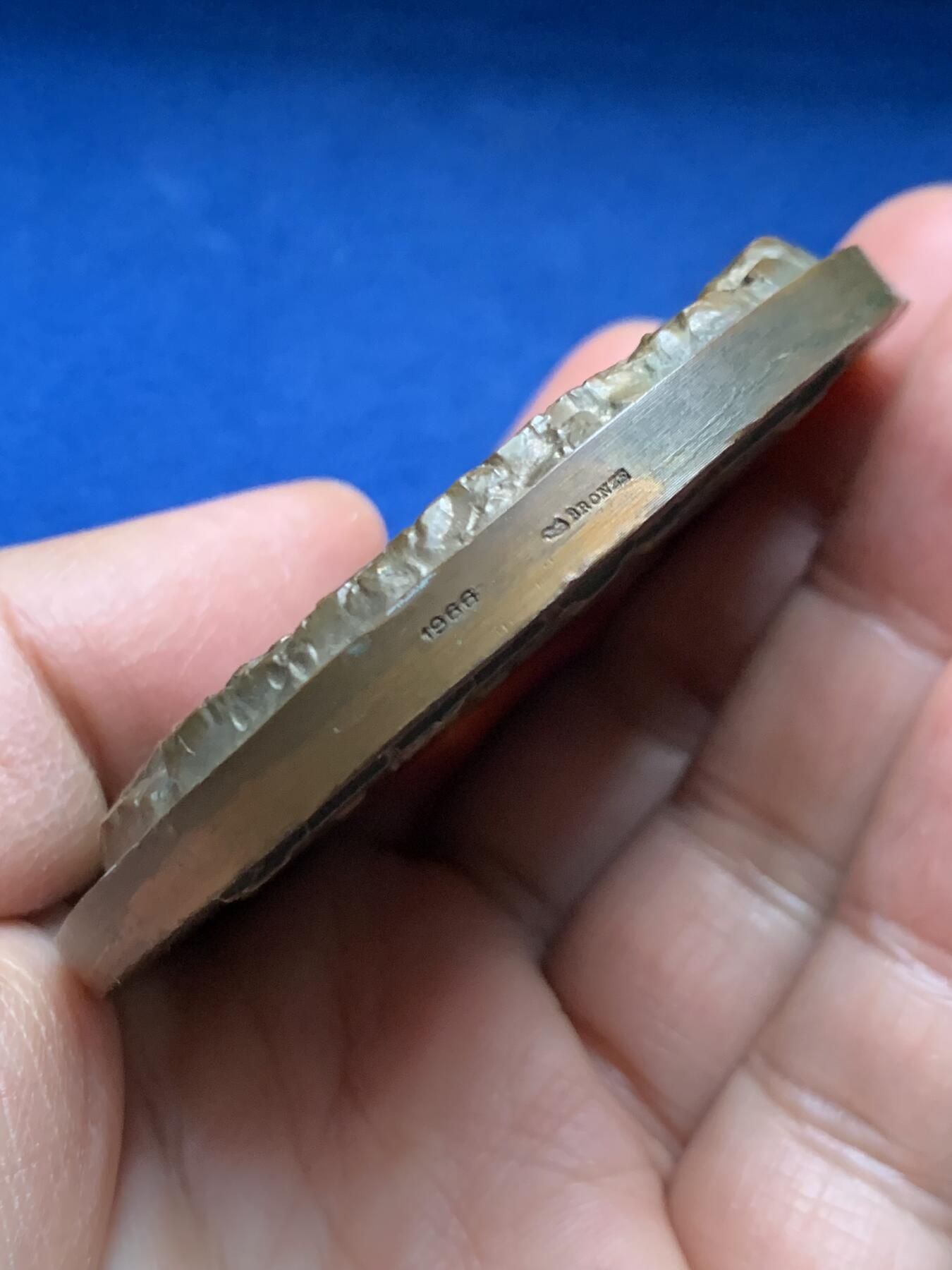 《竞宝斋》第463-465场 周日，周一，周二，3场连拍 （全场包邮）欢迎送拍 国际象棋超高浮雕纪念大铜章 少见 重211克 67.5mm