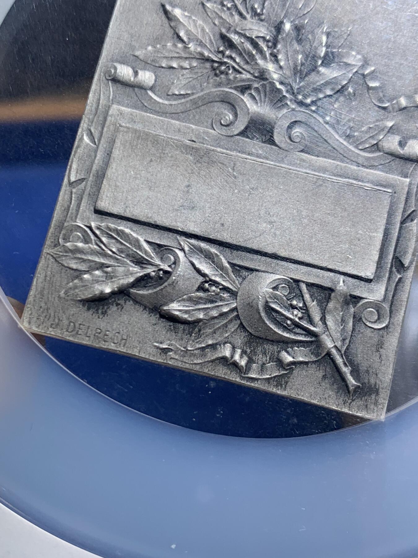 《竞宝斋》第463-465场 周日，周一，周二，3场连拍 （全场包邮）欢迎送拍 NGC MS62 法国胜利女神银章 自由与胜利的号角 雕刻翼状胜利女神形象，手持月桂花环与号角，寓意荣耀与胜利。方型银章，NGC加大盒封装。