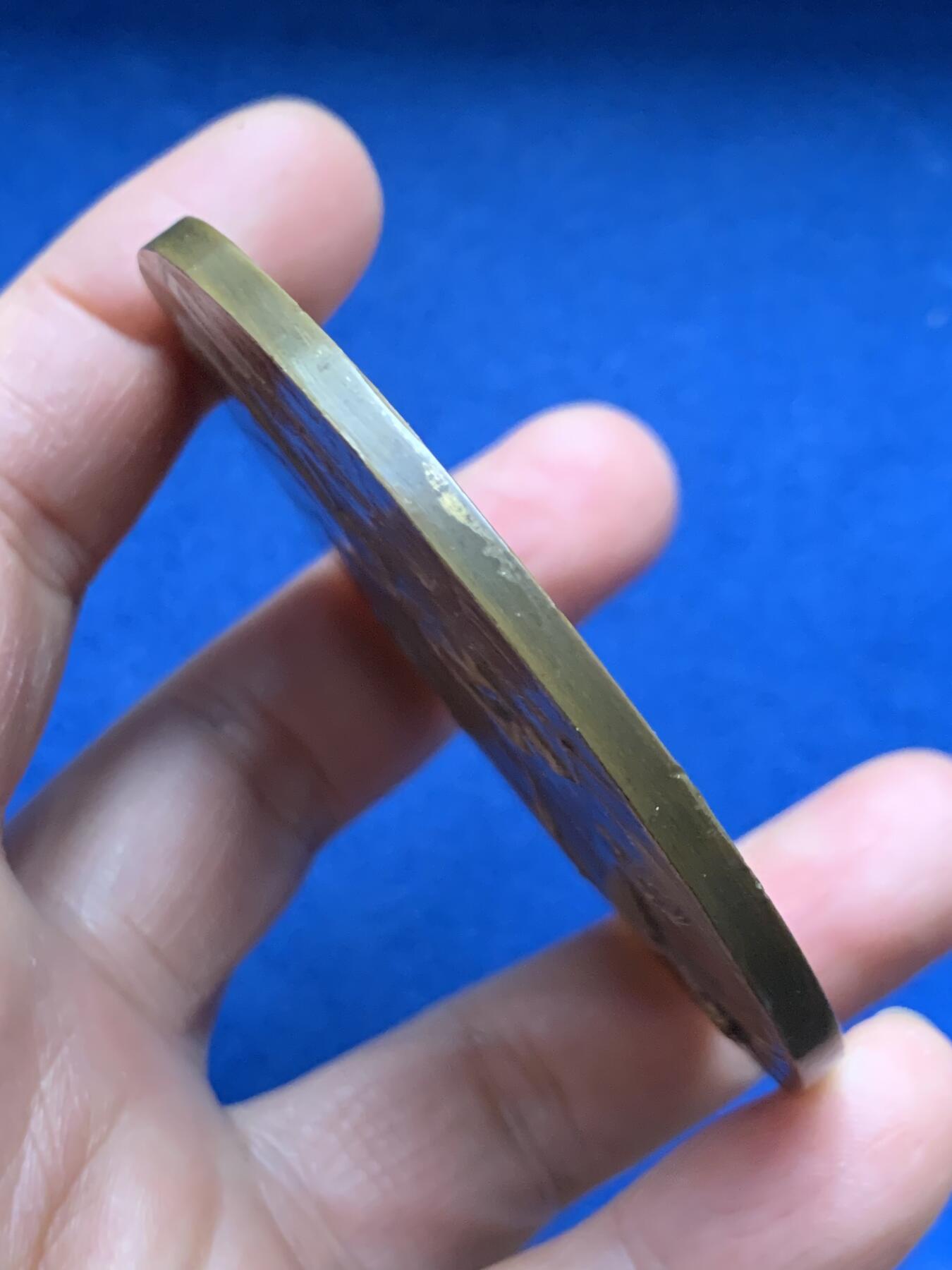 《竞宝斋》第463-465场 周日，周一，周二，3场连拍 （全场包邮）欢迎送拍 比利时新艺术大铜章【1910年布鲁塞尔世博会】大师Devreese，百年古董原版。直径：69.8mm，重量：126.3g，比利时名章，世博题材名章，大师Devreese代表作之一。实物精美