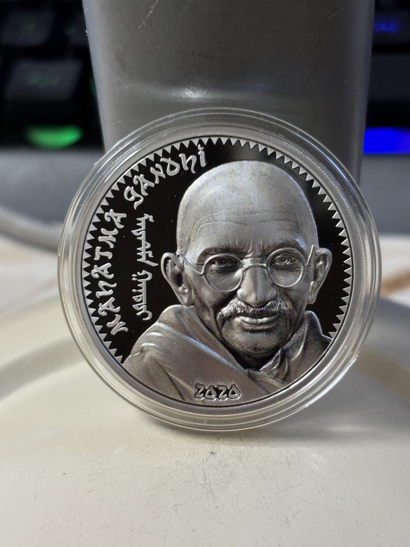第190期拍卖 蒙古2020年伟人系列印度之父甘地1盎司纪念彩银币，999银，发行1000枚，木盒有破