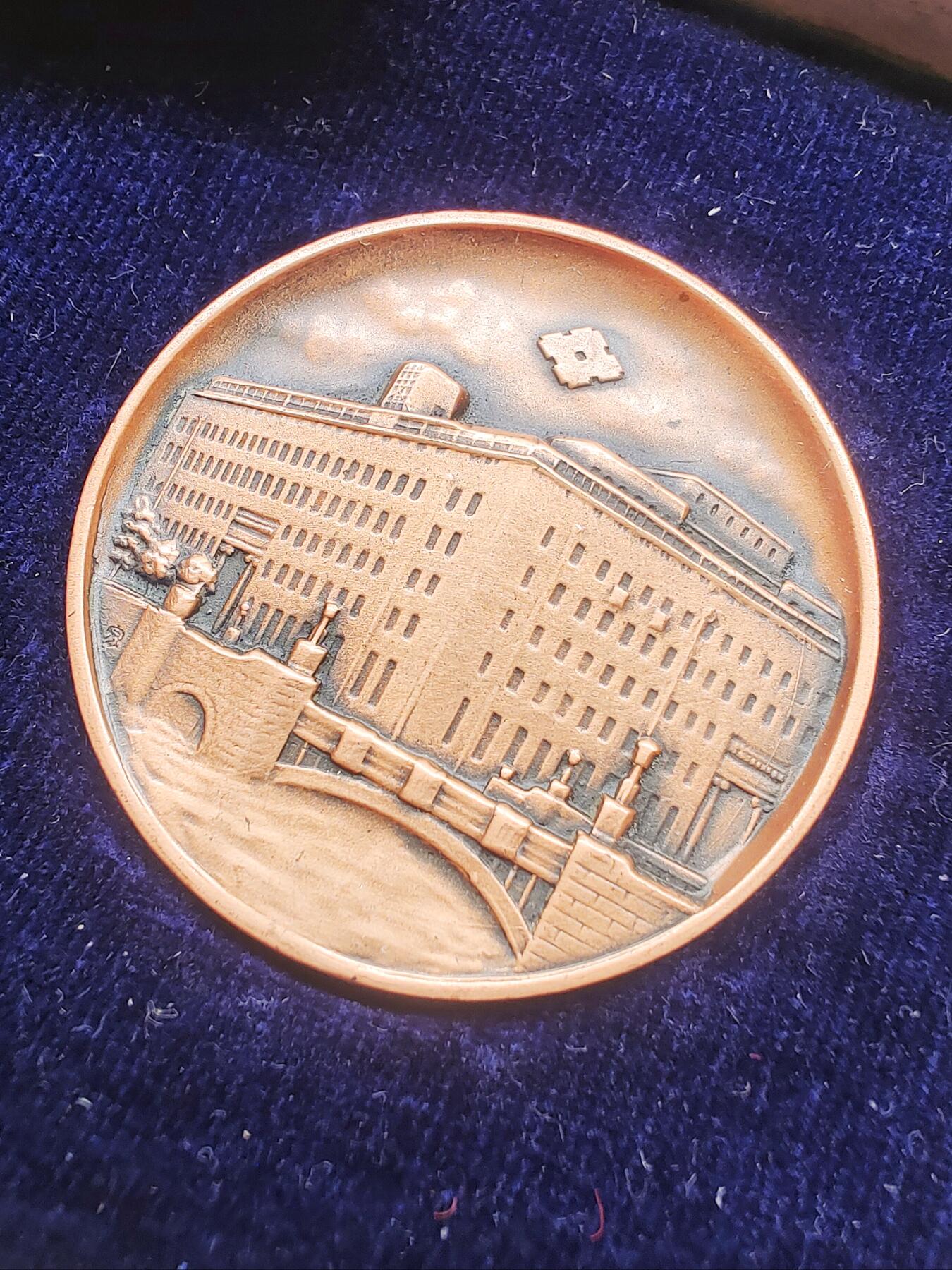 昭和早期警视厅赠总监浮雕鎏金大铜章 纪念章 证章