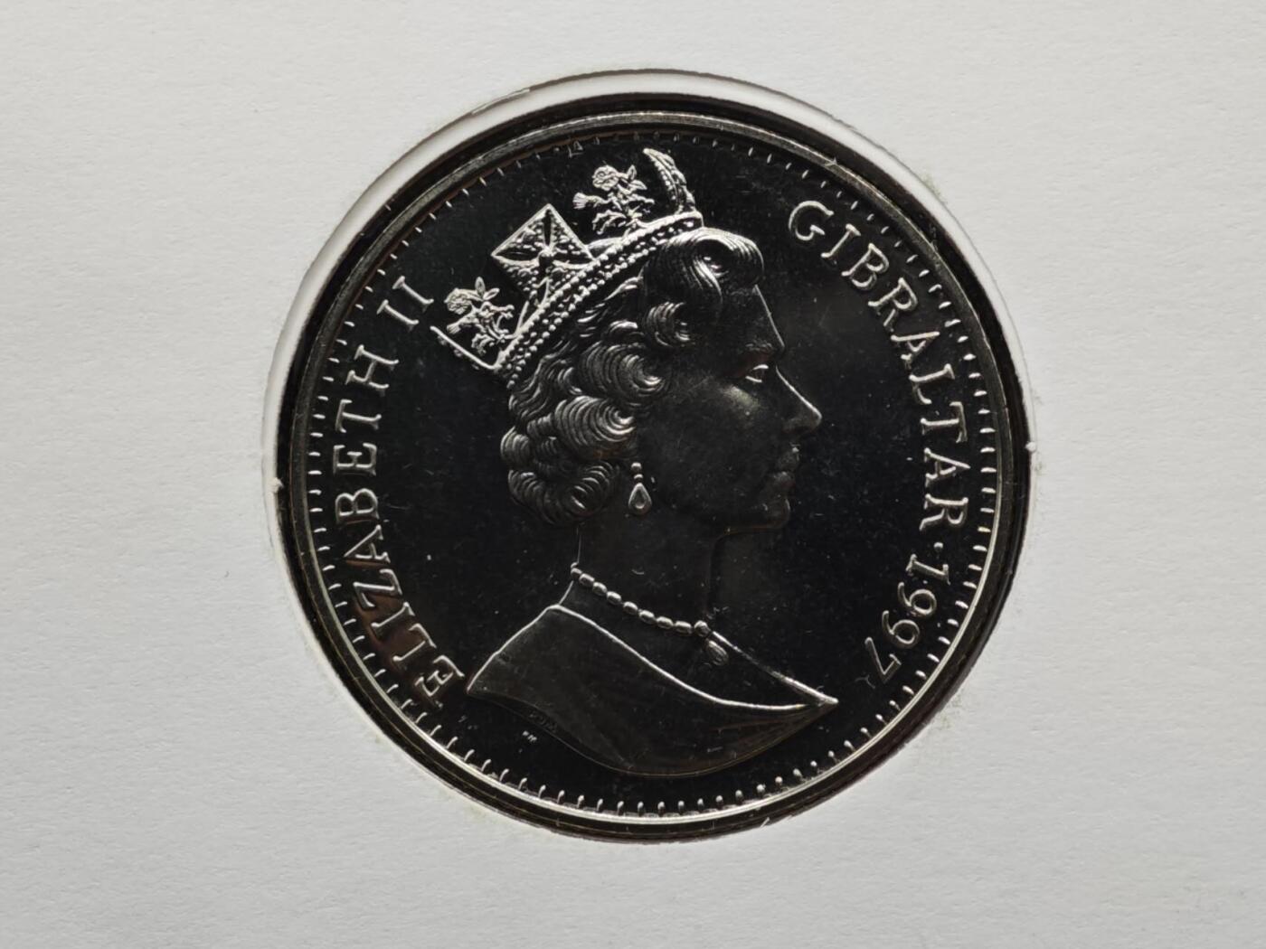 【淘币小摊】限时拍第八百六十二拍  克朗币邮币封场  满百包邮可预留两周  周一统一发货  直布罗陀1997年女王金婚克朗纪念币邮币封