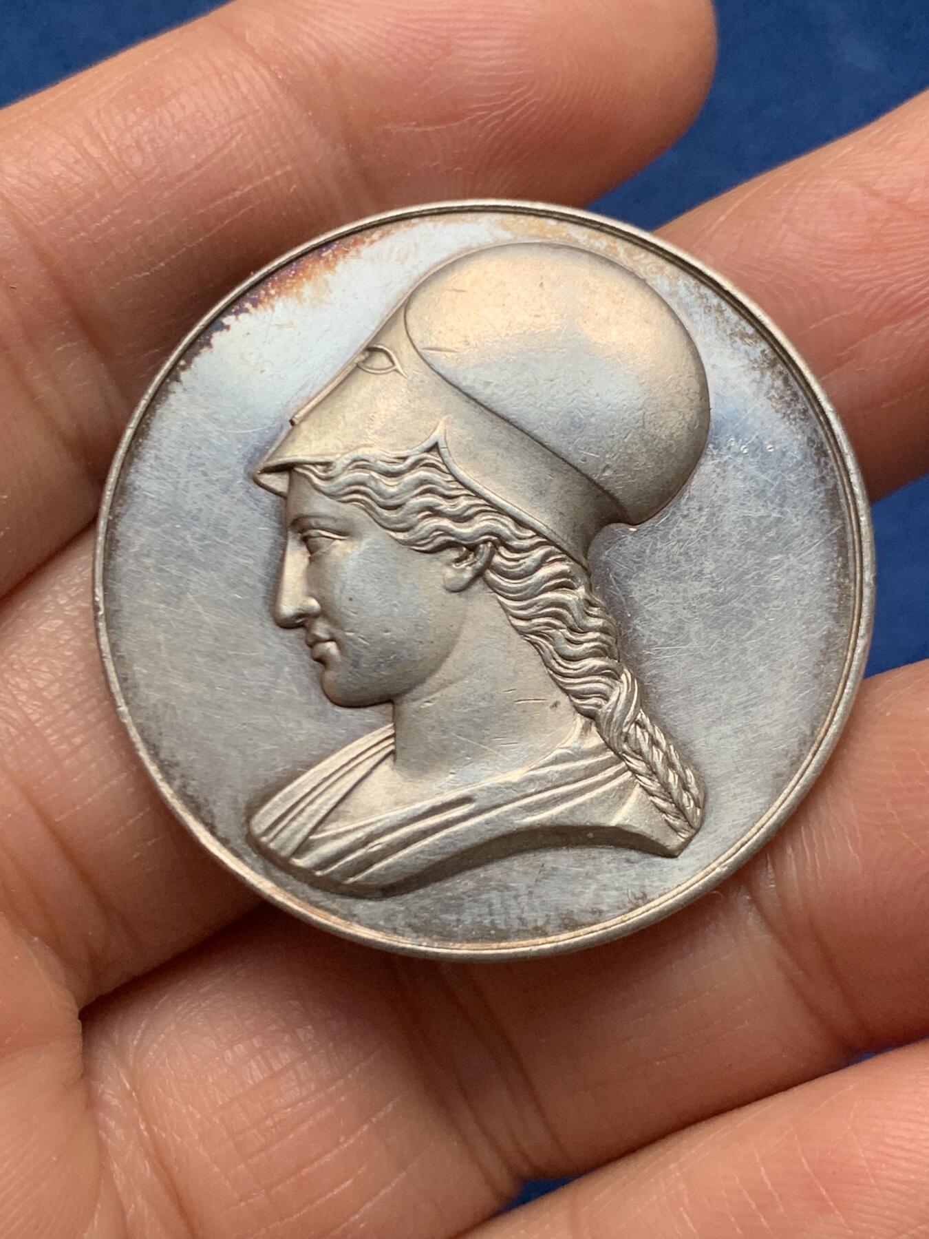 《竞宝斋》第463-465场 周日，周一，周二，3场连拍 （全场包邮）欢迎送拍 法国1889年里昂信贷公司纪念银章，正面雅典娜女神头像，高浮雕神态好，少见AR边铭，950银，36mm，20.5克