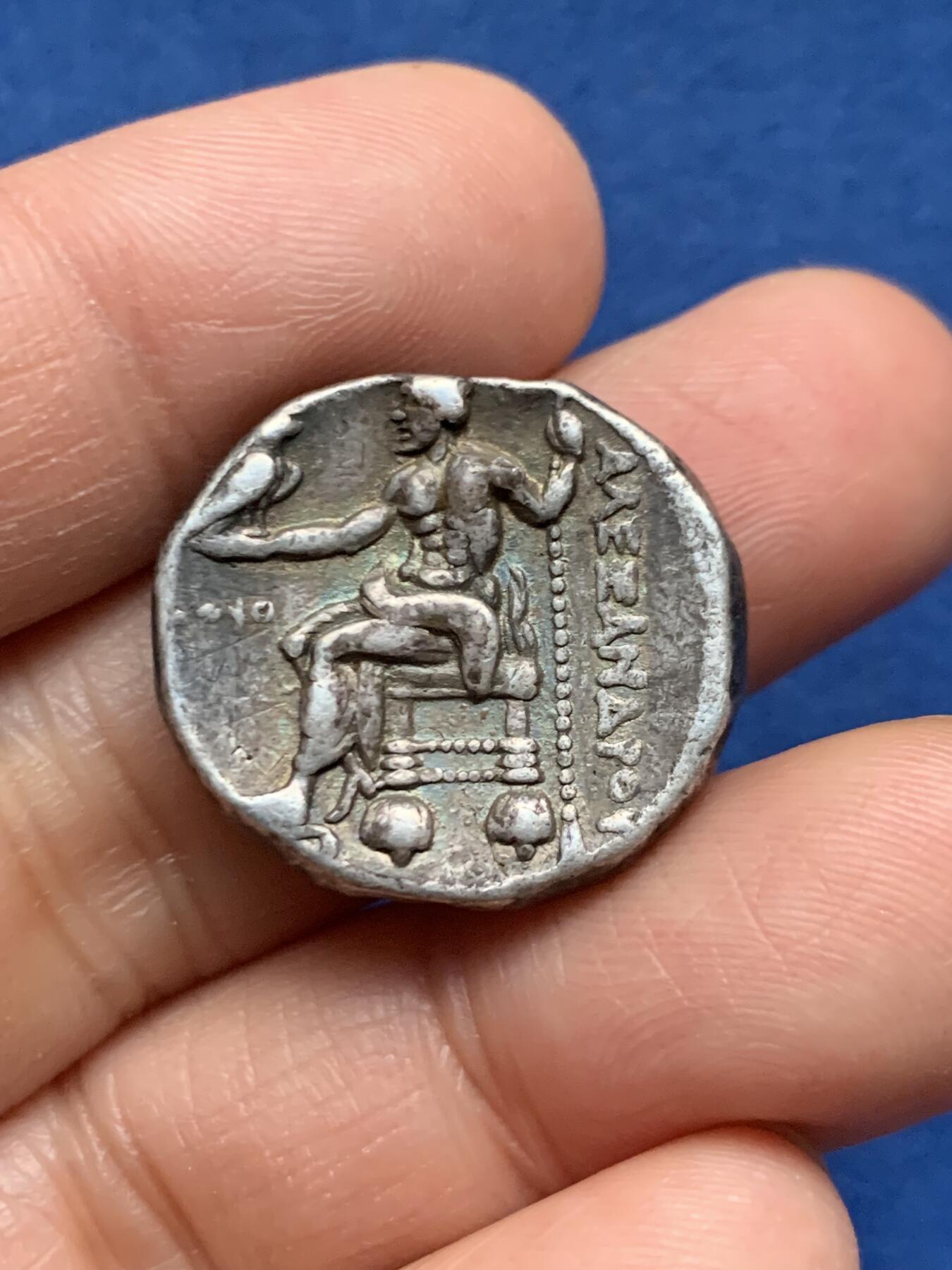 《竞宝斋》第463-465场 周日，周一，周二，3场连拍 （全场包邮）欢迎送拍 炫彩少见 亚历山大型四德拉克马托勒密一世·索特 古希腊公元前317/6年，推罗铸。为托勒密一世.索特(PtolemyISoter)在亚历山大大帝死后担任埃及总督时期所发行，地点为腓尼基的推罗城(Tyre)。正面为赫拉克勒斯头像，头戴象征英雄身份的狮皮;背面为雷神宙斯端坐，左手持权杖，右手托鹰。17.05g，21.9mm