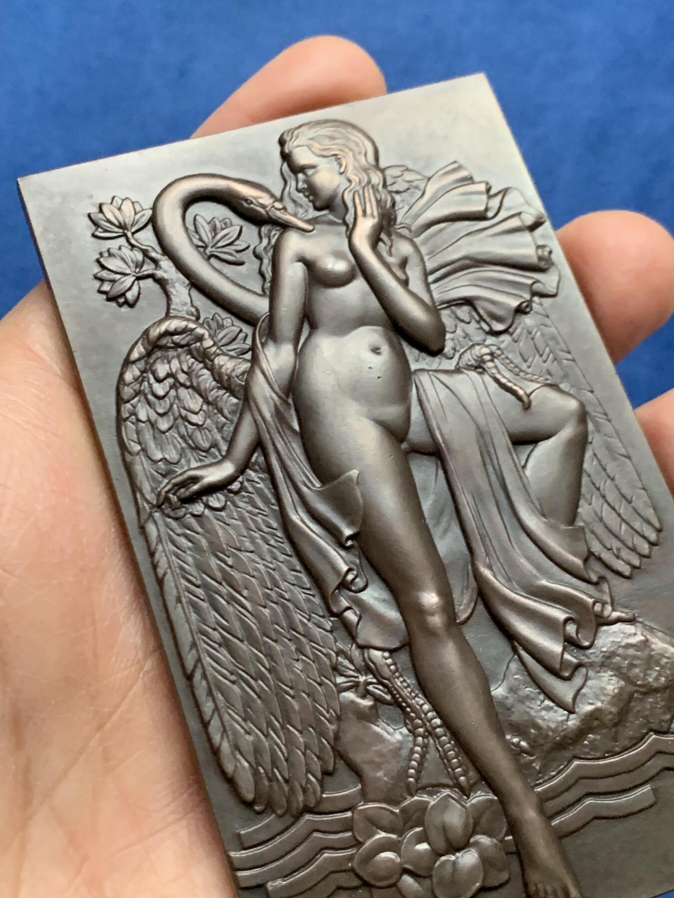 《竞宝斋》第463-465场 周日，周一，周二，3场连拍 （全场包邮）欢迎送拍 大版法国唯美少女铜章 新艺术时期浪漫主义清凉章 巴黎铸币厂铸造为1975年法国古董汽车俱乐部Tacot'sClubGascon纪念发行。呈现了一幅优雅而浪漫的艺术场景，描绘一位女性与天鹅的互动，女性形象充满古典美感，背景细节刻画精致，天鹅象征纯洁与优雅，整体充满艺术气息。 243g，100x61mm