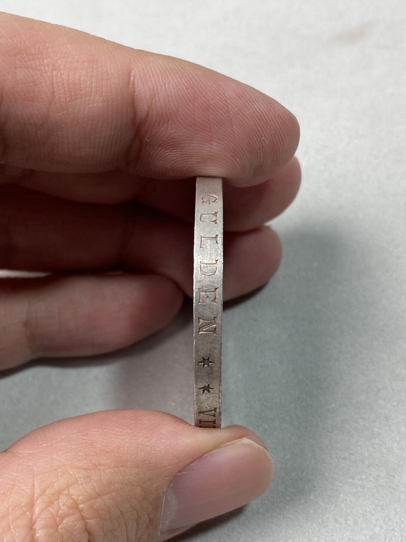 万国钱币拍卖第060期（万国六十期纪念大拍） 1844年德国巴伐利亚路德维希一世统帅堂历史2泰勒 为庆祝统帅堂在慕尼黑落成而发行了此枚历史2泰勒加以纪念，统帅堂的造型模仿了弗洛伦萨佣兵长廊的造型，为了纪念巴伐利亚的统帅和怀念君主时代的辉煌胜利而建，现已成为了慕尼黑的标志性建筑之一。原味五彩转光难得好品收藏级