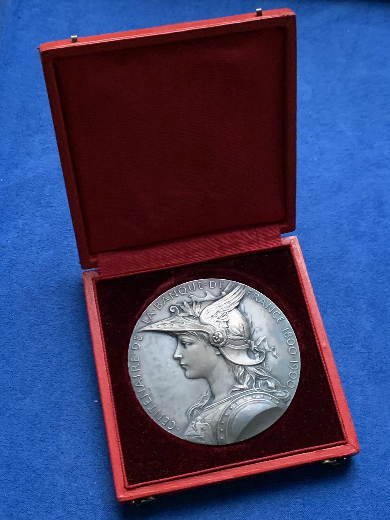 《竞宝斋》第463-465场 周日，周一，周二，3场连拍 （全场包邮）欢迎送拍 新艺术章牌大师罗蒂O.Roty作品，法兰西百年纪念银章，最美戎装玛丽安娜形象，材质950银，边铭丰饶角1argent，直径68mm，重约127.5g，品相如图，带原盒。