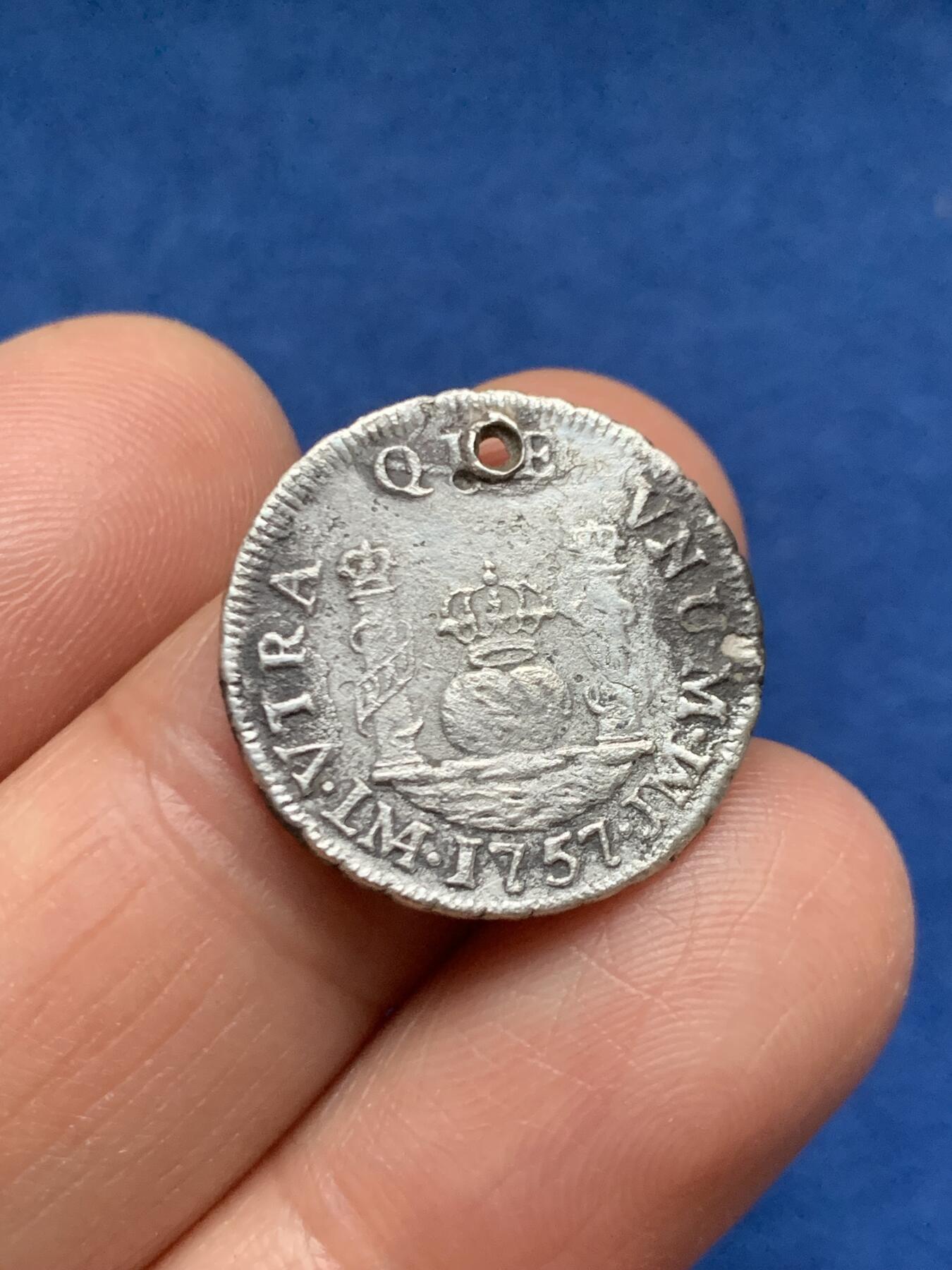 《竞宝斋》第463-465场 周日，周一，周二，3场连拍 （全场包邮）欢迎送拍 两枚一组 西属玻利维亚1767首年版2里亚尔地球双柱，有腐蚀，书价极高；西属秘鲁1754年1里亚尔地球双柱，有孔