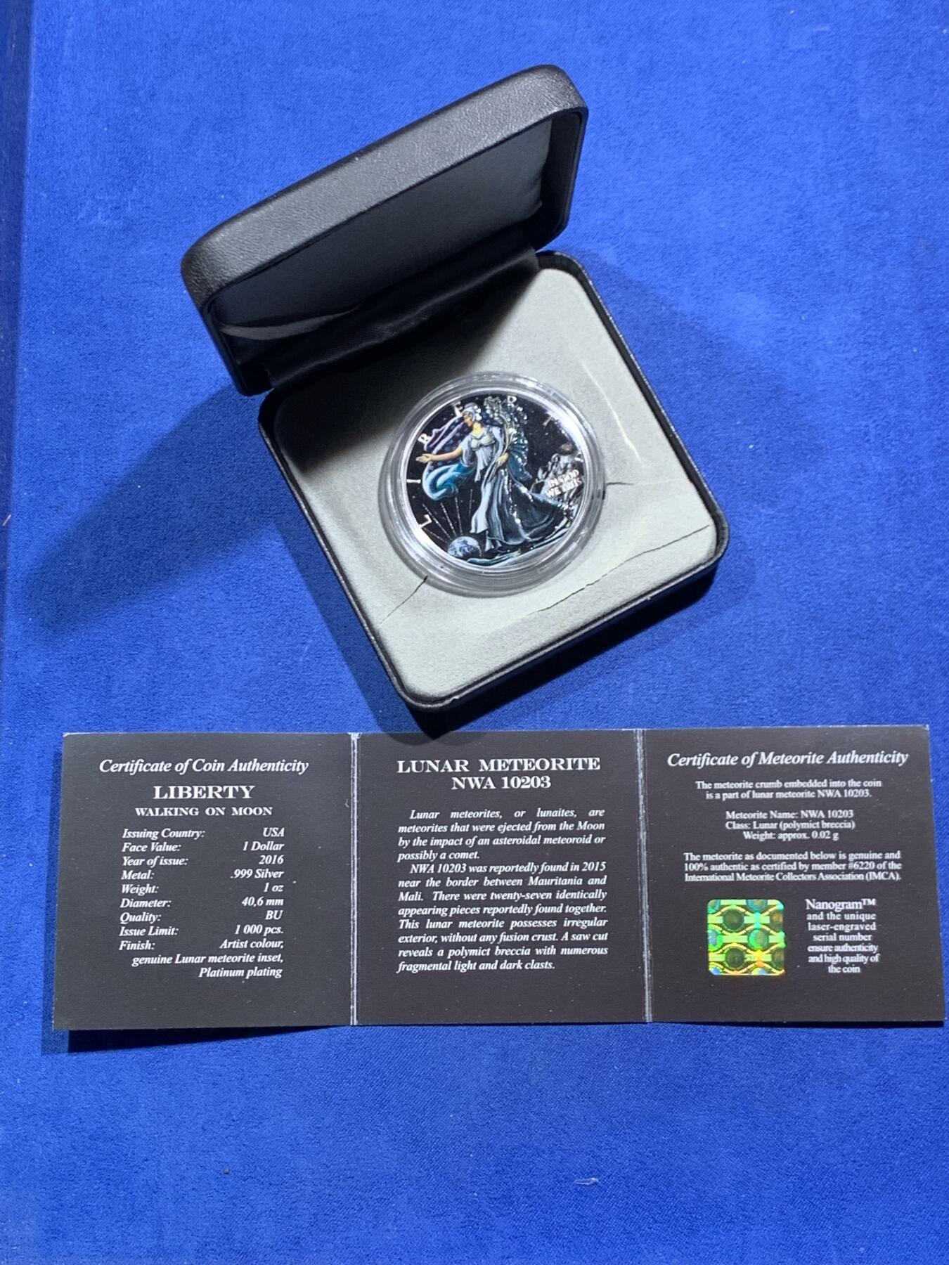 《竞宝斋》第463-465场 周日，周一，周二，3场连拍 （全场包邮）欢迎送拍 美国2016年1美元普制彩色镀白金银币 月球行走-自由女神（带0.2克陨石） 1盎司999银 发行量：1千 盒证全