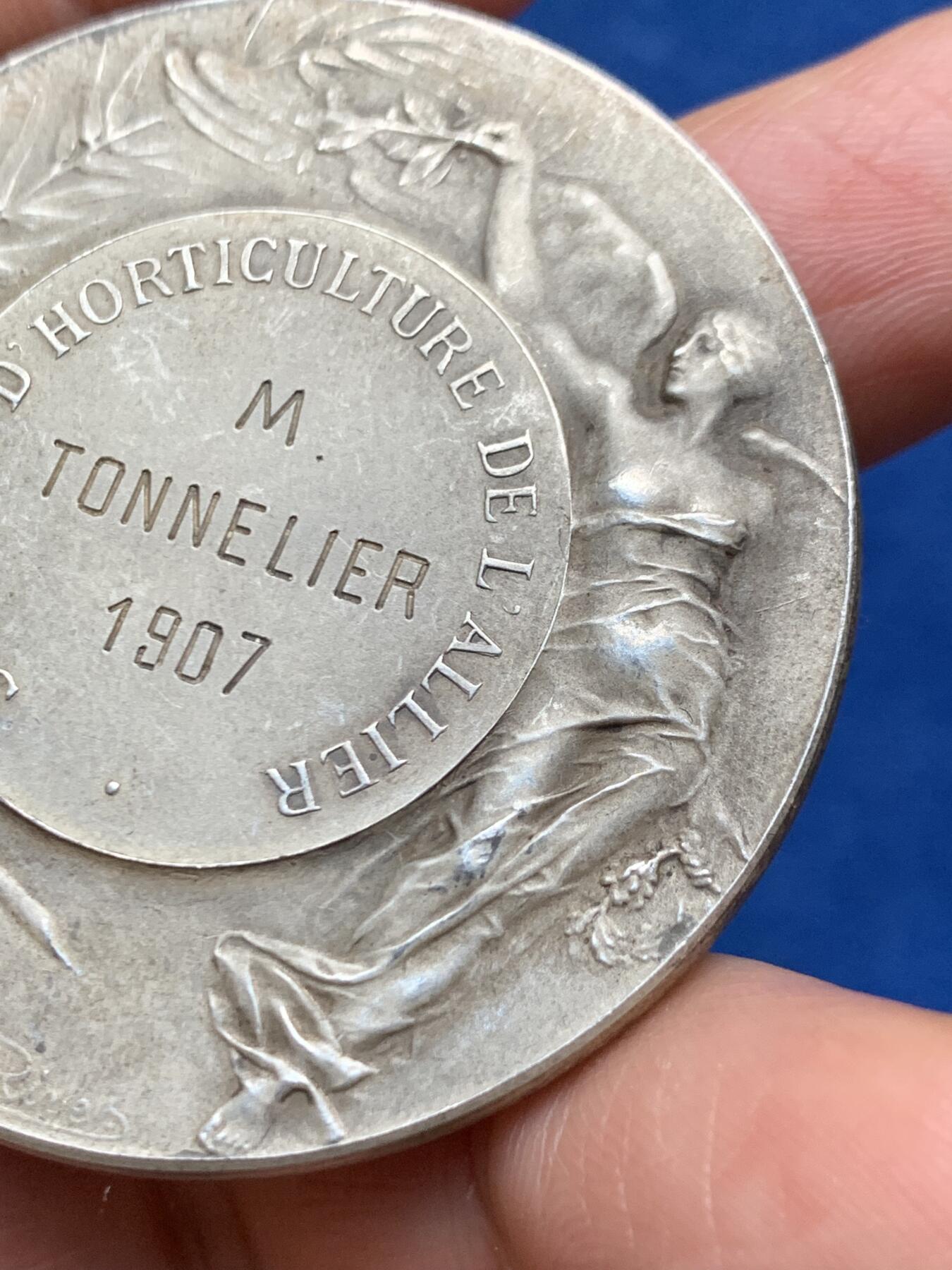 《竞宝斋》第463-465场 周日，周一，周二，3场连拍 （全场包邮）欢迎送拍 法国阿列省园艺协会花卉大银章 丰饶角1银标 59.1克 49mm