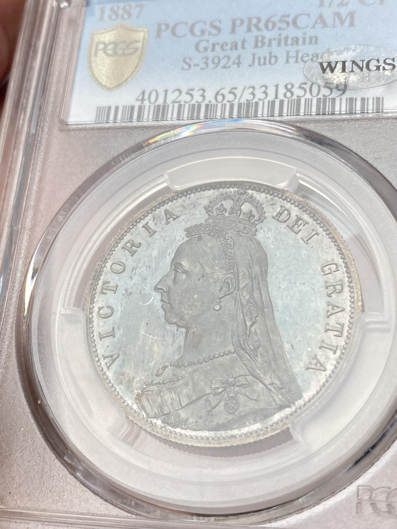 万国钱币拍卖第060期（万国六十期纪念大拍） PCGS PR65CAM 1887英国维多利亚女王精制高冠半克朗 出自发行量仅有1084的1887精制套币 英国最强盛时期的顶级工艺 高浮雕喷砂质感 深度镜面底板被原盒天鹅绒靛蓝彩完全包覆盖 WINGS贴标认证好状态 错过即无的顶级典藏品质 刚刚结束的日本环球拍卖65DC成交价约合人民币6万元
