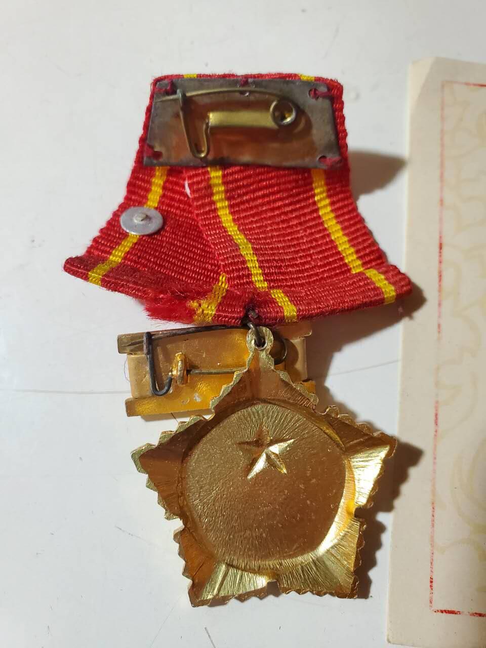 韵星假日军品类拍卖第三十九期暨默多克中校夫妇专场 -- Rimey Holidays Militaria Auction 39 & The Modoks Collection  越南社会主义共和国一级抗战勋章带证略 实发一套 抗美事迹 品相非常好