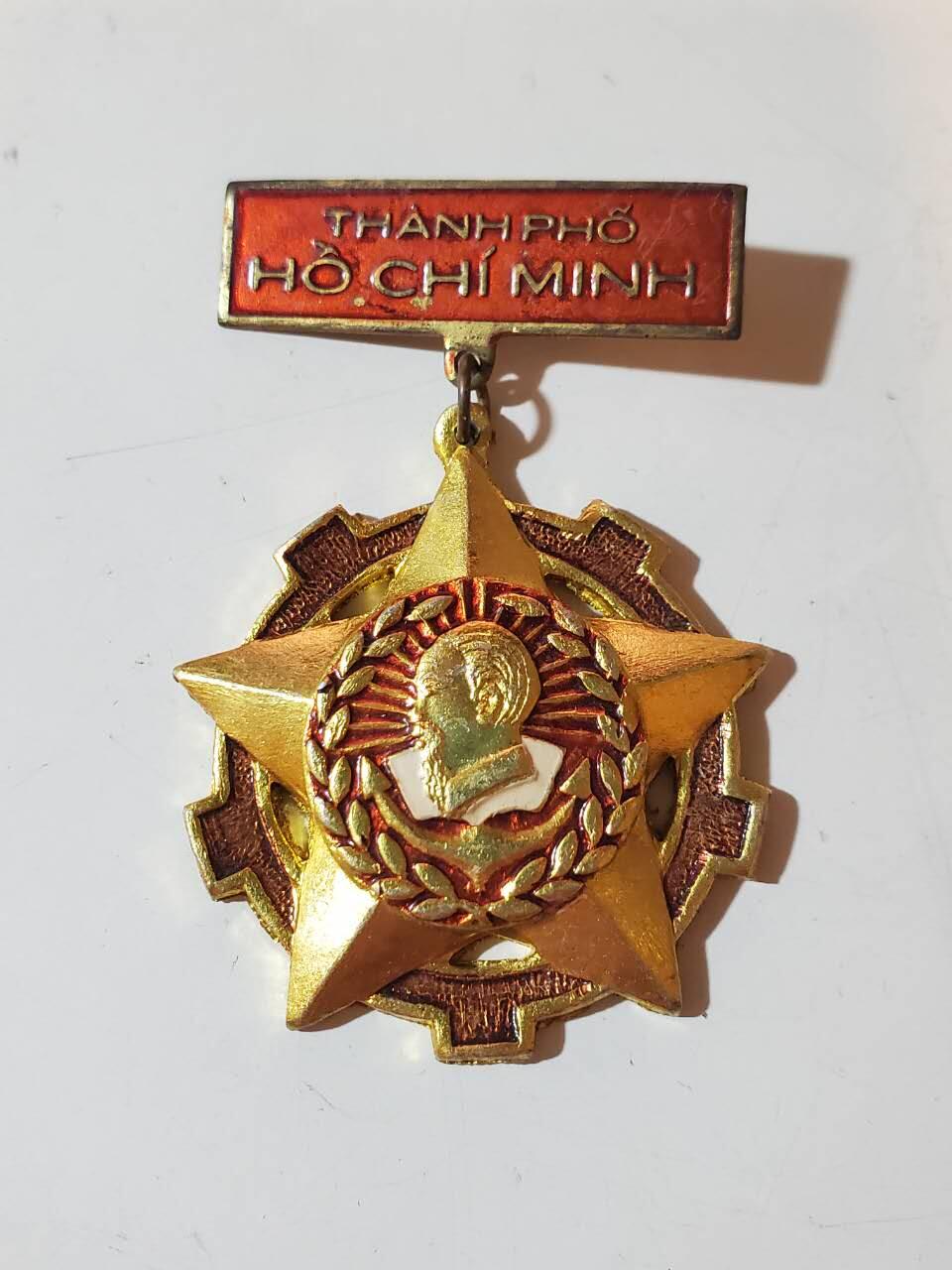 韵星假日军品类拍卖第三十九期暨默多克中校夫妇专场 -- Rimey Holidays Militaria Auction 39 & The Modoks Collection  越南社会主义共和国 胡志明市建设奖章 颁发给战后建设胡志明市的军民 短时间颁发 稀有