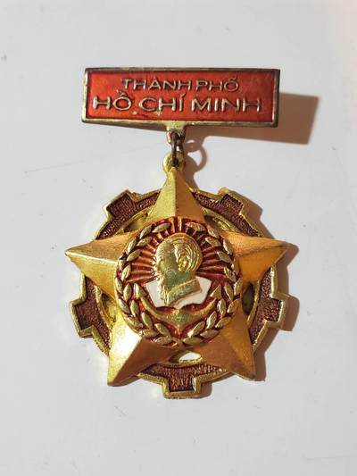 韵星假日军品类拍卖第三十九期暨默多克中校夫妇专场 -- Rimey Holidays Militaria Auction 39 & The Modoks Collection  - 越南社会主义共和国 胡志明市建设奖章 颁发给战后建设胡志明市的军民 短时间颁发 稀有