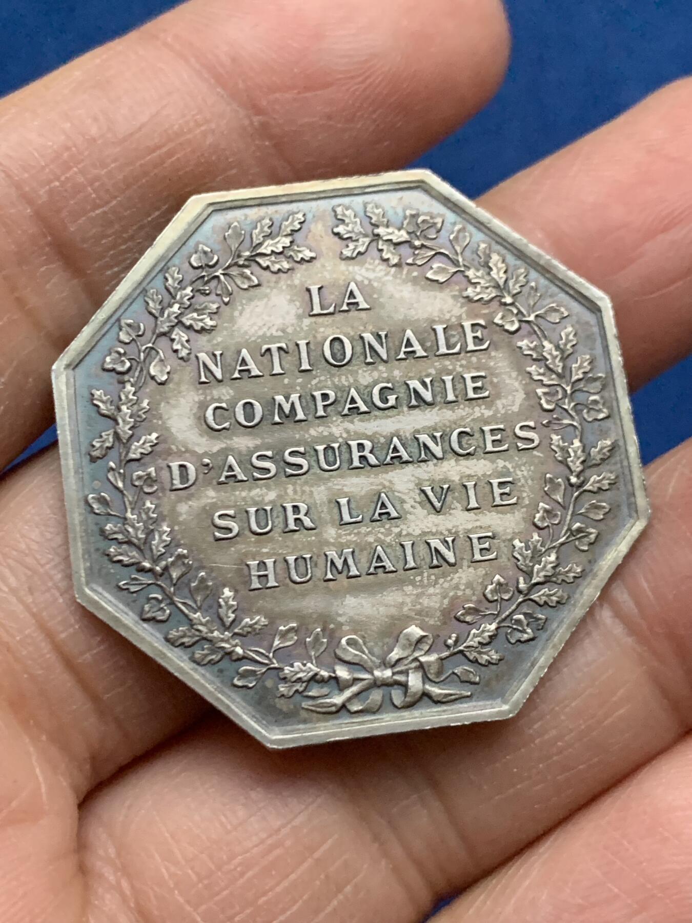 《竞宝斋》第463-465场 周日，周一，周二，3场连拍 （全场包邮）欢迎送拍 法国人寿保险公司银质八角代币 2枚装原装皮盒套装 出厂品相 皇家保险银质奖章 正面中央铭文