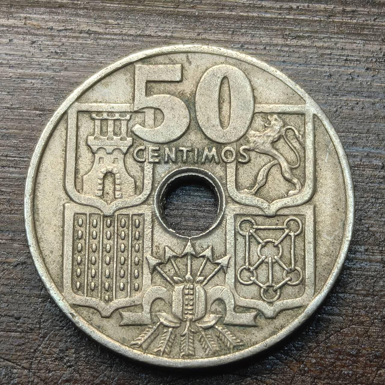 【铜匠收藏】★第143★散币专场 不寄存，30包邮。不满30元，支付5元运费。《接受代拍 代送NGC评级》 64【无寄存】西班牙 1949年 中孔 50分