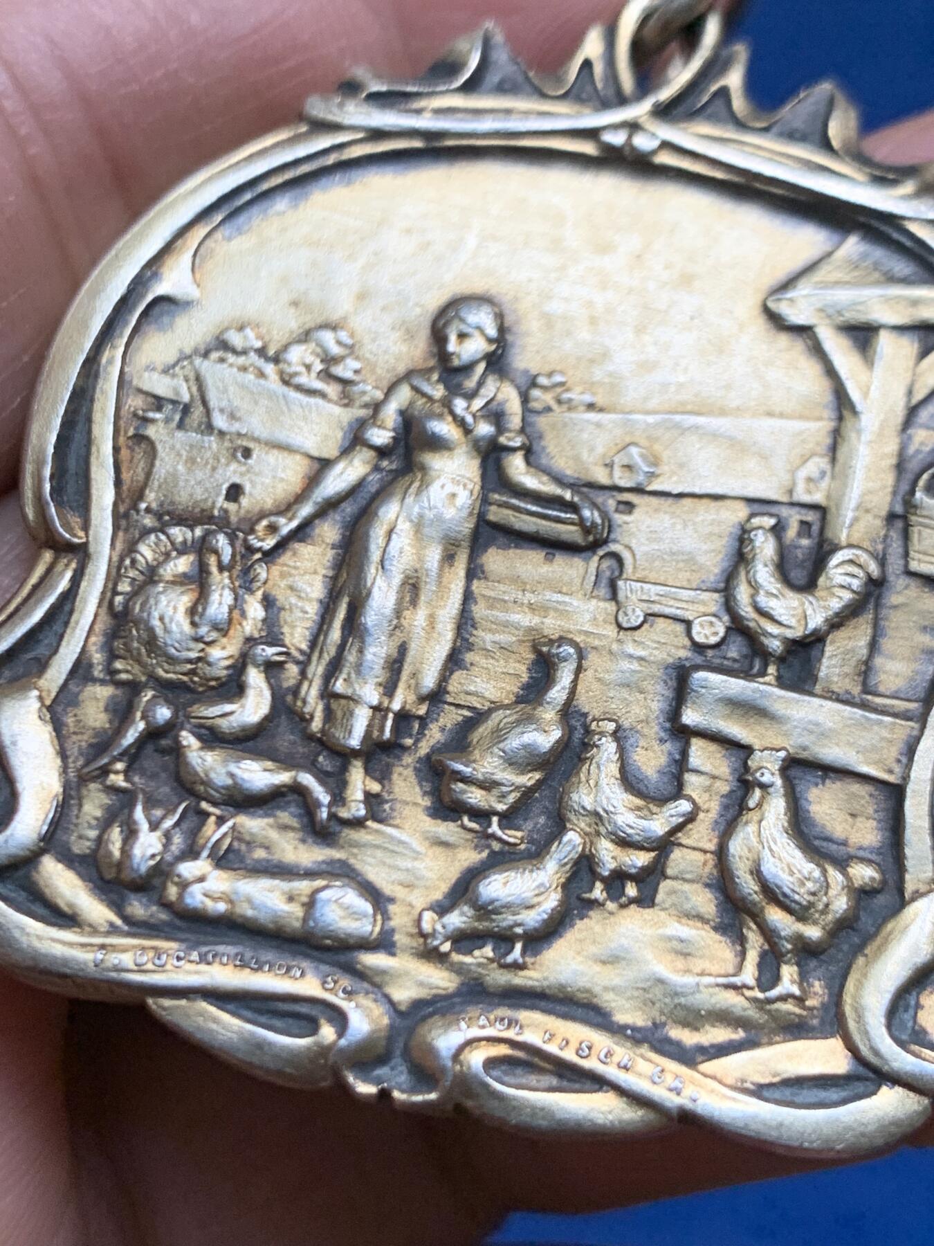 《竞宝斋》第463-465场 周日，周一，周二，3场连拍 （全场包邮）欢迎送拍 1914年比利时皇家家禽饲养异形银章 背面5点钟方向 48克 45*52mm