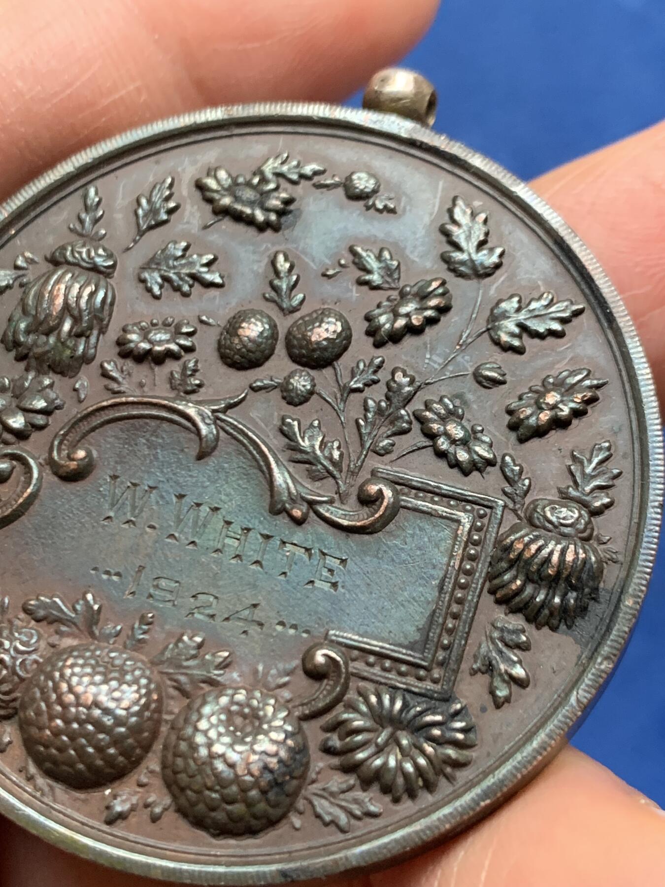 《竞宝斋》第463-465场 周日，周一，周二，3场连拍 （全场包邮）欢迎送拍 英国1924年谢菲尔德花卉菊类种植协会比赛铜章，花卉类高浮雕铜章，优雅美好。45.7克，45mm