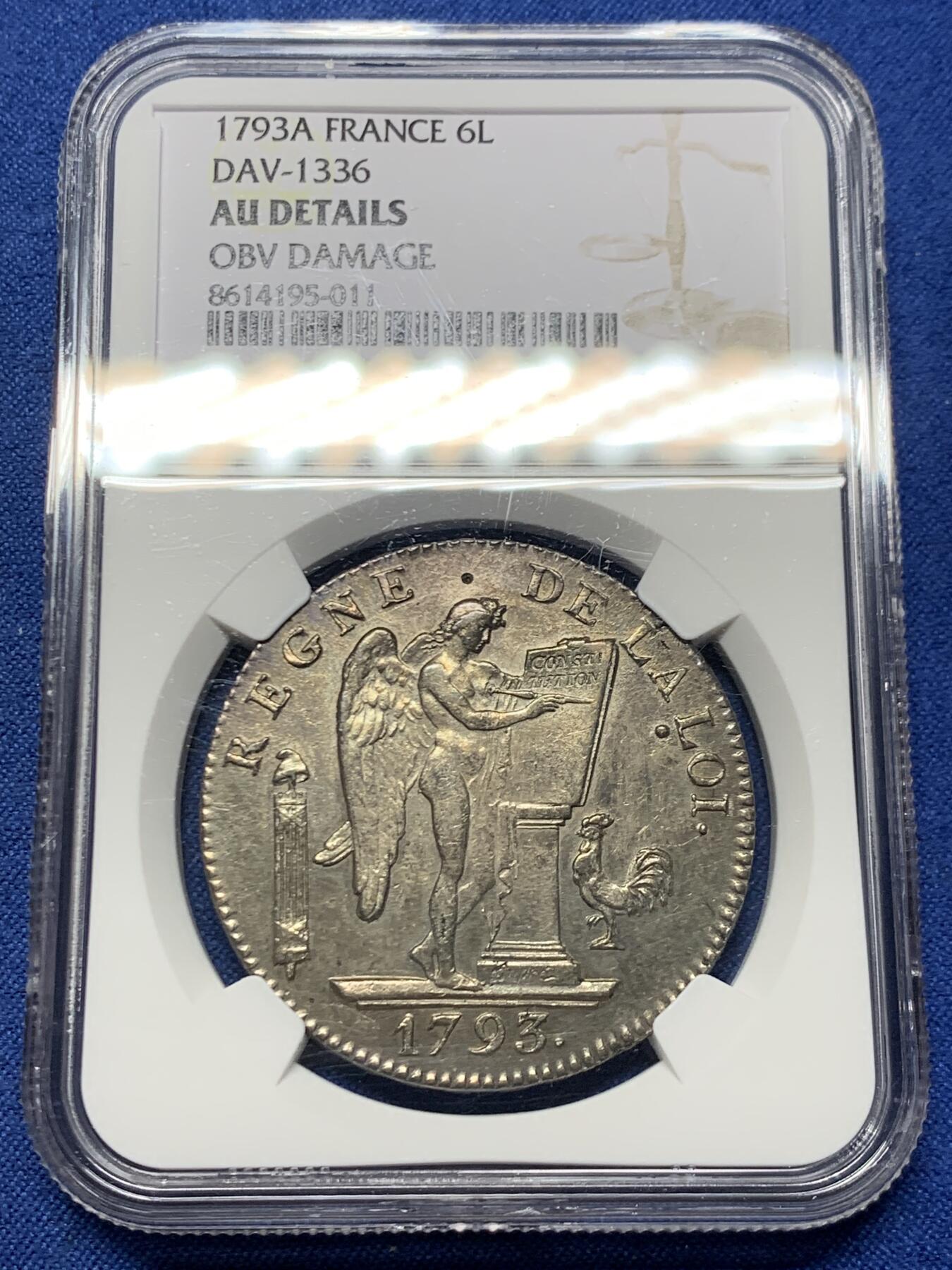 《竞宝斋》第463-465场 周日，周一，周二，3场连拍 （全场包邮）欢迎送拍 热门品种 NGC AU 法国国民公会时期1793年6里弗尔，天使埃居，品相好打制清晰，几乎没有流通磨损，状态很自然。铸造于国民公会时期(1792年9月21日-1795年10月26日)，持续时间很短，留存好品很少，此时路易十六已被斩首，因此正面由站立天使取代路易十六的头像，1793年为共和二年ANlI。天使顶上有一小凹，细节见图。