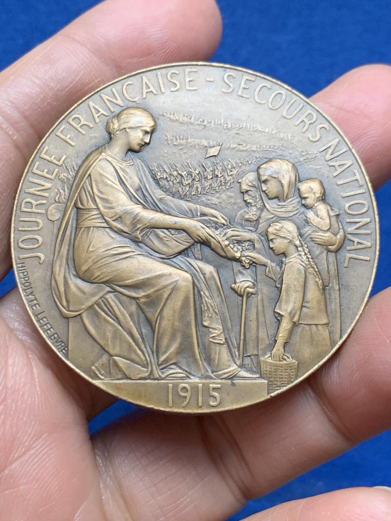 《竞宝斋》第463-465场 周日，周一，周二，3场连拍 （全场包邮）欢迎送拍 法国艺术大章一战1915年女神坐像高卢雄鸡高浮雕大铜章，品相佳。直径：49.3mm，重量：65.9g。