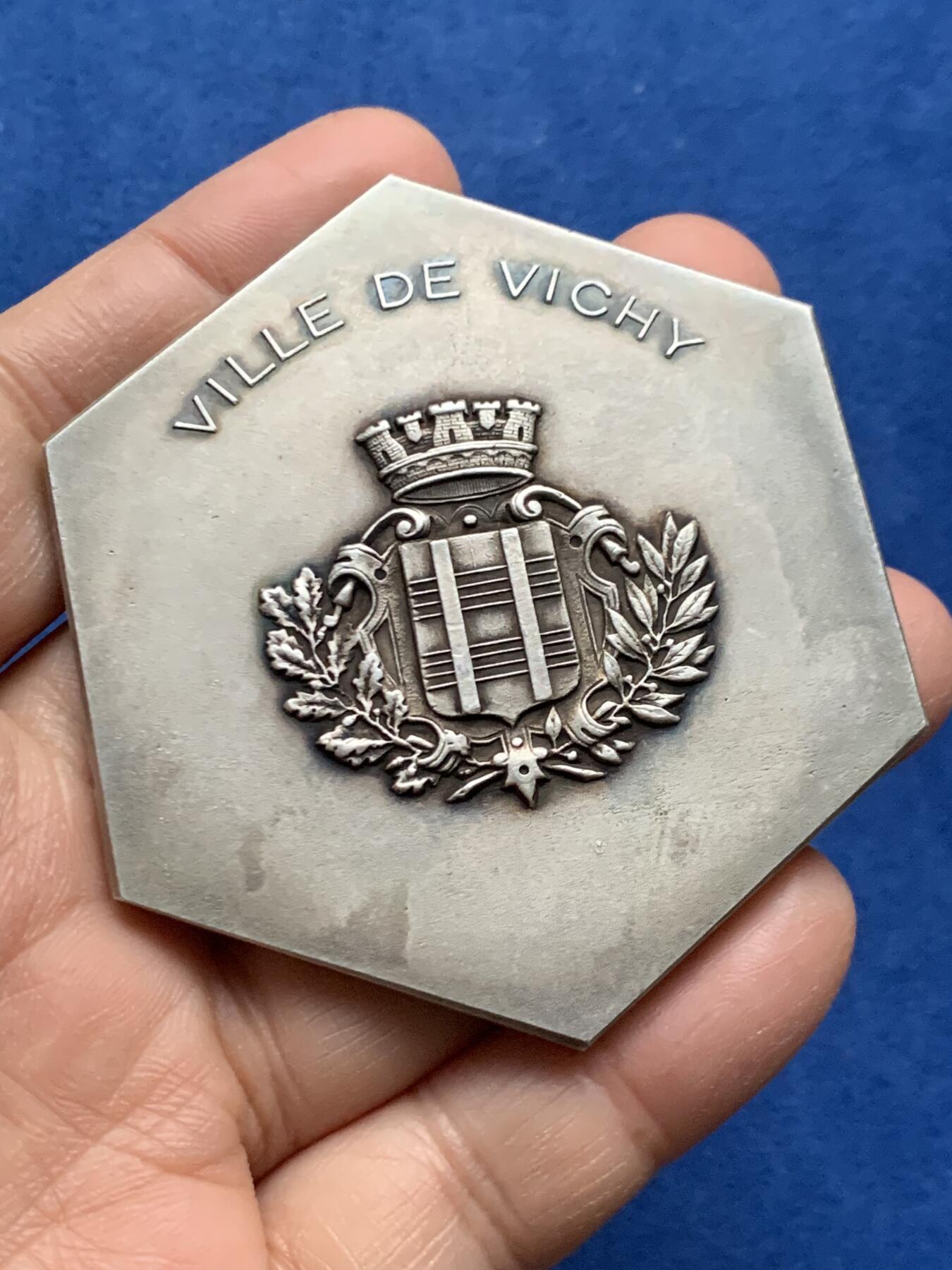 《竞宝斋》第463-465场 周日，周一，周二，3场连拍 （全场包邮）欢迎送拍 法国著名的山泉小镇维希市城市镀银铜章，雕刻画面是著名的古典油画《泉》。无边铭，直径61mm，重量98.2g，品相很美，带原盒