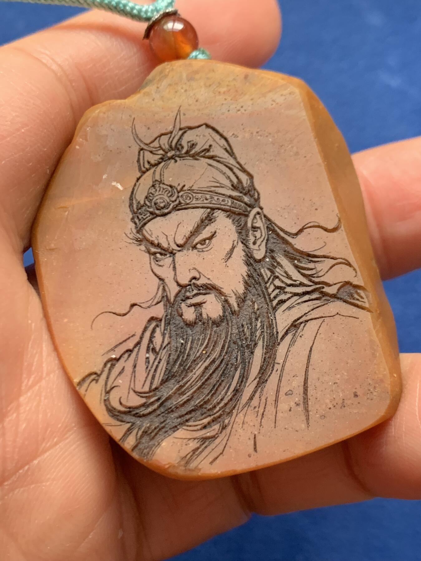 《竞宝斋》第463-465场 周日，周一，周二，3场连拍 （全场包邮）欢迎送拍 黄蜡石石雕·关羽 挂件，也可去绳做手把件，带绳重34.9克。佛教中，供奉关羽的偏殿是主财位，原石切面打磨，关羽的神态，飘逸的胡须刻画细腻