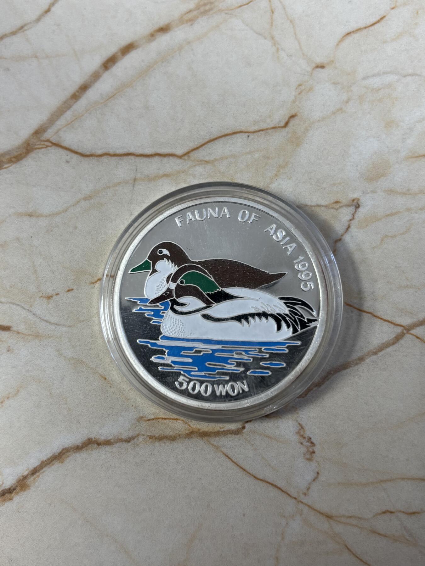 第190期拍卖 朝鲜1995年鸳鸯1盎司精制纪念彩色银币，999银,有氧化，