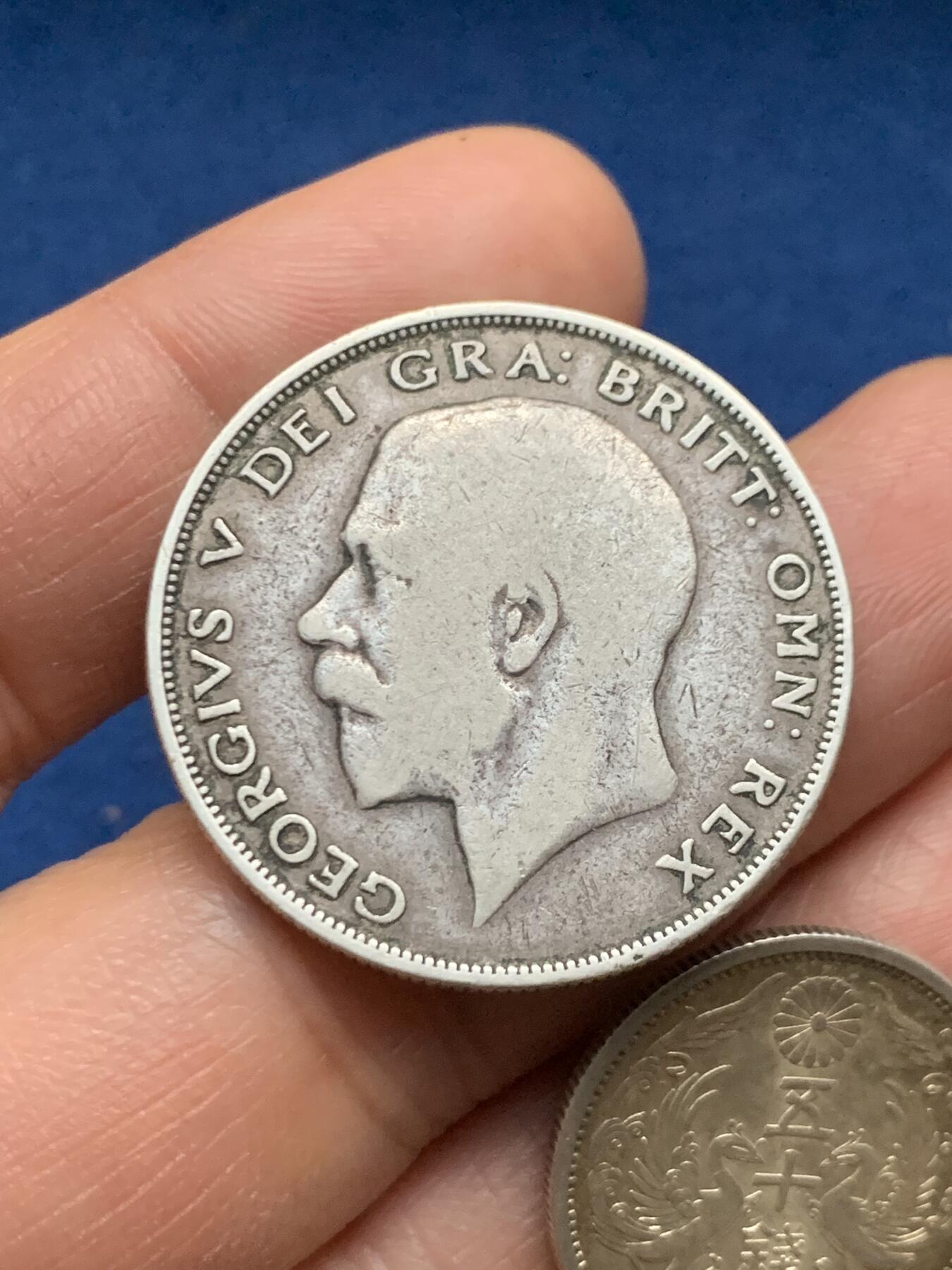 《竞宝斋》第463-465场 周日，周一，周二，3场连拍 （全场包邮）欢迎送拍 两枚一组 日本双凤五十钱银币 昭和12年（1937年）币面五彩包浆 转光很好 适合收藏 + 英国1923年半克朗银币 乔治五世像 13.8克 半银 流通品相 原汁原味 手盘很润！