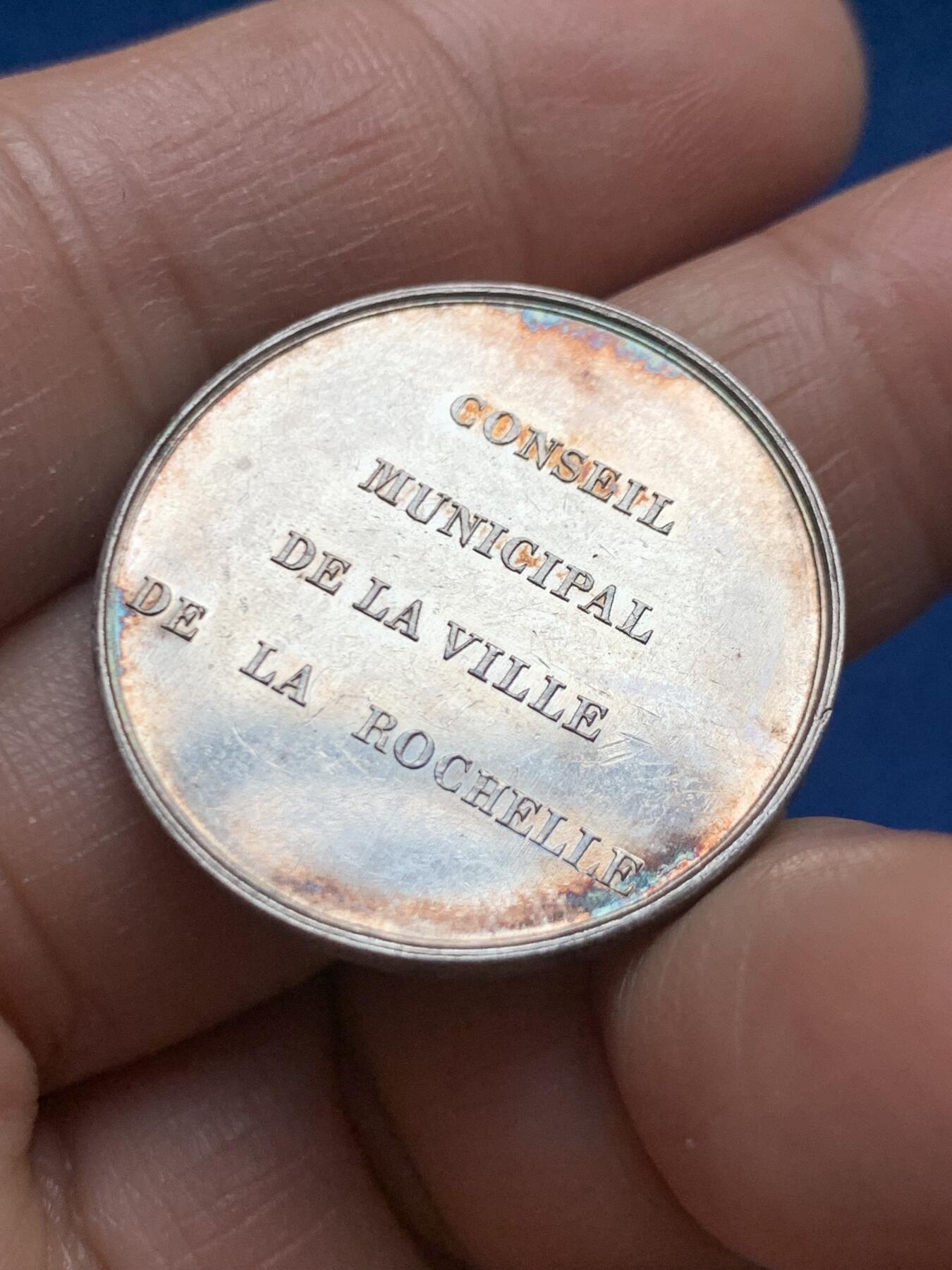 《竞宝斋》第463-465场 周日，周一，周二，3场连拍 （全场包邮）欢迎送拍 法国1836年罗谢尔市政厅纪念银章，手指AR边铭，950银，28.2mm，9克