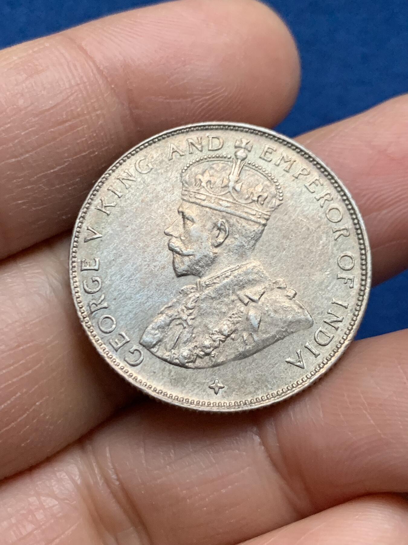 《竞宝斋》第463-465场 周日，周一，周二，3场连拍 （全场包邮）欢迎送拍 英属海峡殖民地50分银币，1921年乔五，香槟金色包浆带彩，很好看，可自行送评