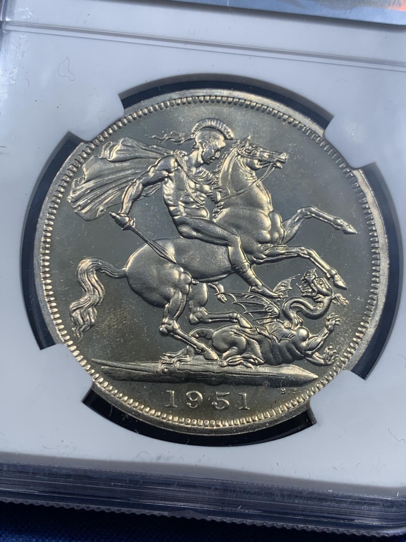 《竞宝斋》第463-465场 周日，周一，周二，3场连拍 （全场包邮）欢迎送拍 NGC PL64 英国1951年 乔治六世镍马剑克朗 不列颠节主题，乔治六世本人渴望拥有的圣乔治屠龙设计主币，也是最后一版以流通币出现的马剑克朗。银价飞涨，镍马剑的性价比又出来了，个大顶饱，实际状态优于寻常64分。