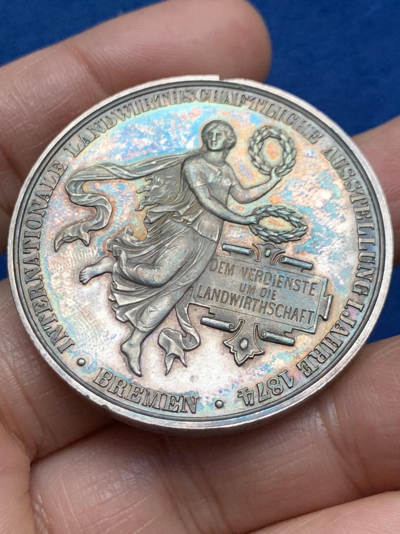 《竞宝斋》第463-465场 周日，周一，周二，3场连拍 （全场包邮）欢迎送拍 德国不来梅市大银章，1874年德国国际土木工程银章，直径43.3MM，49.45克，品相UNC，带彩，细节见图。