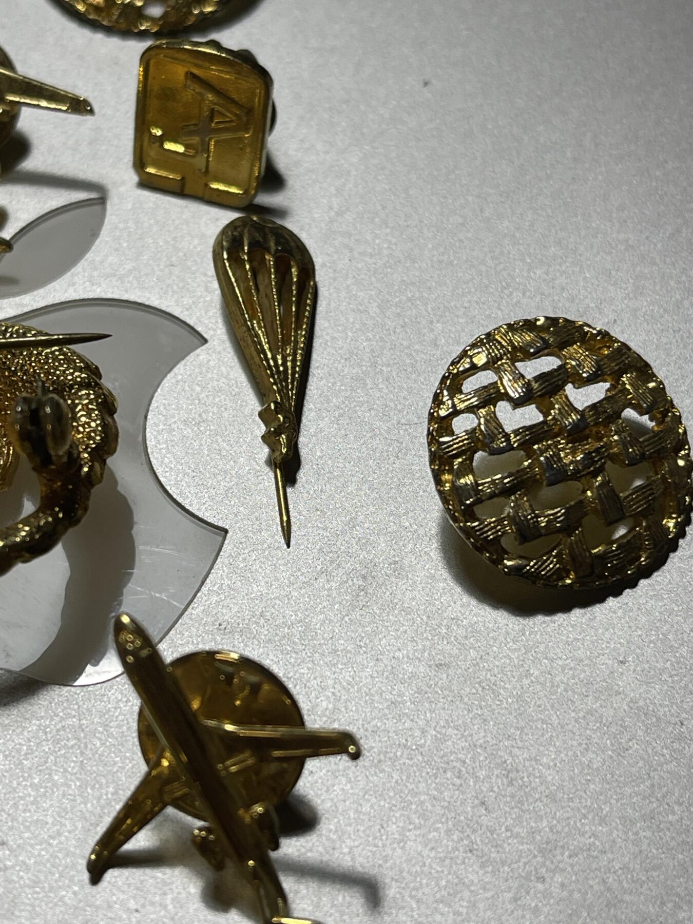 法国金色伞降飞机扣子亚伯拉罕三教犹太天主基督穆斯林和谐徽章胸针一套出（可交换朝鲜苏联章）