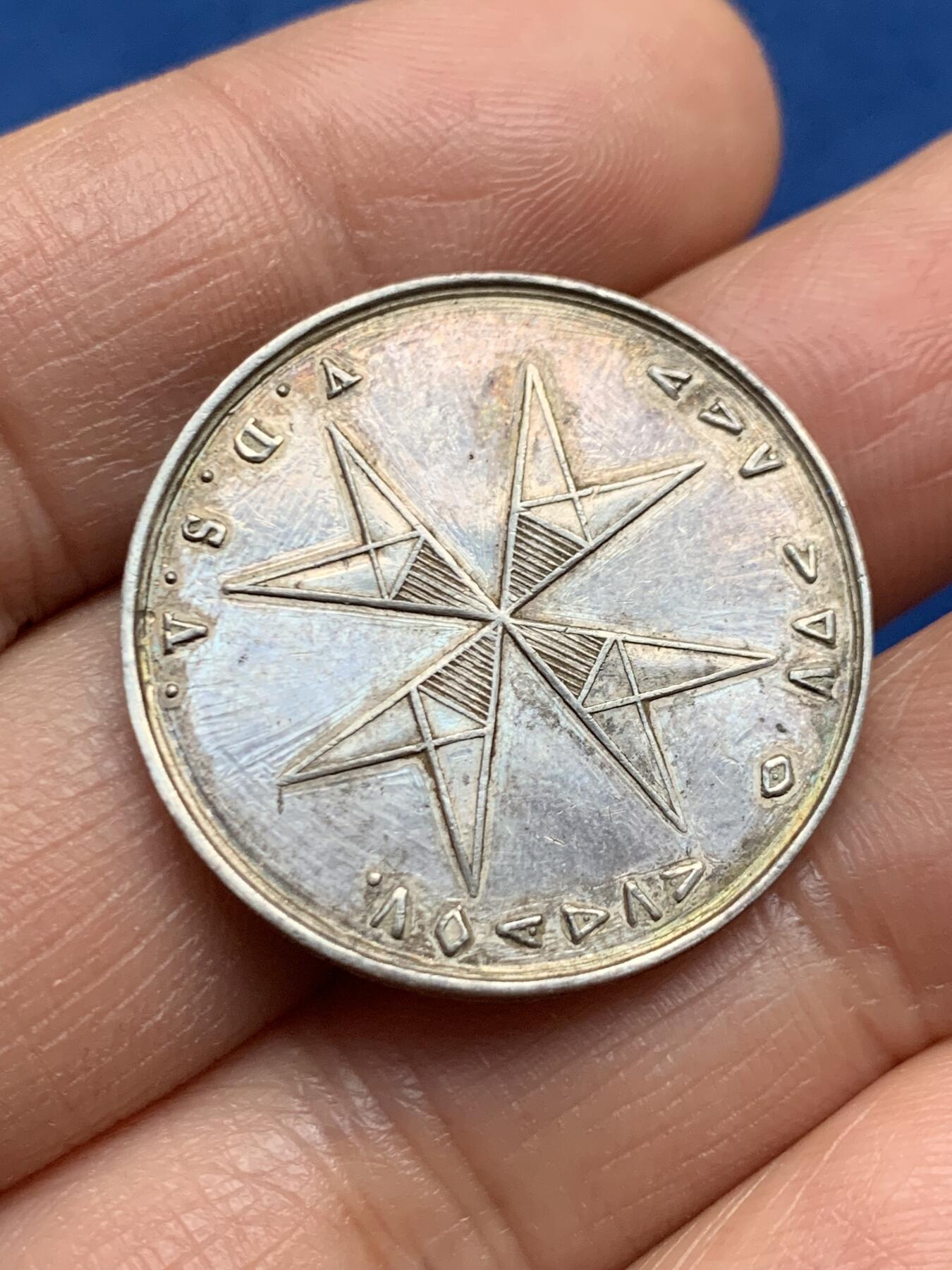 《竞宝斋》第463-465场 周日，周一，周二，3场连拍 （全场包邮）欢迎送拍 马耳他骑士团纪念银章，28.2mm，8.4克，底板有刮痕