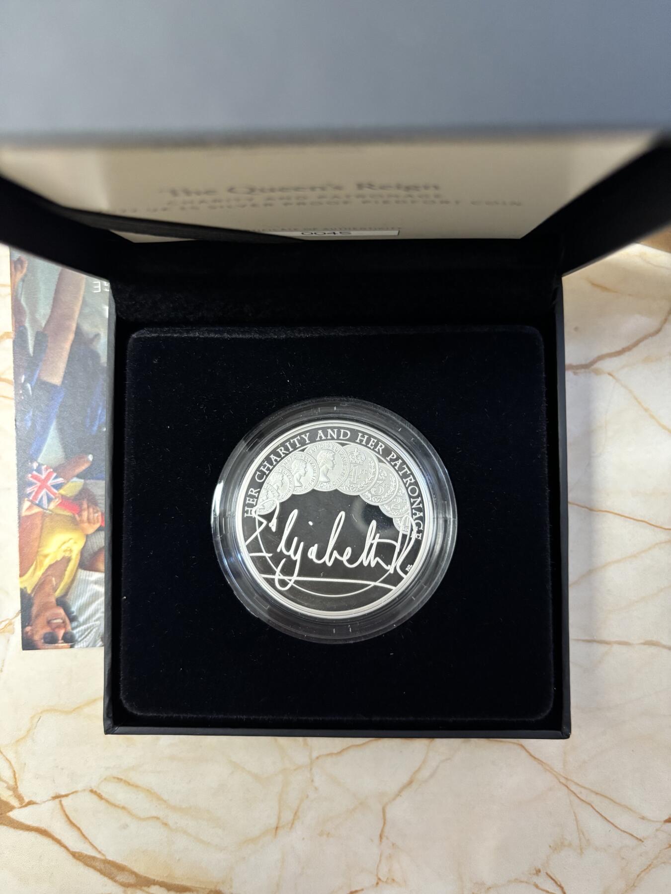 第190期拍卖 英国2022年女王统治系列2慈善与资助加厚纪念银币,999银,重量:56.56克,,发行：1500枚