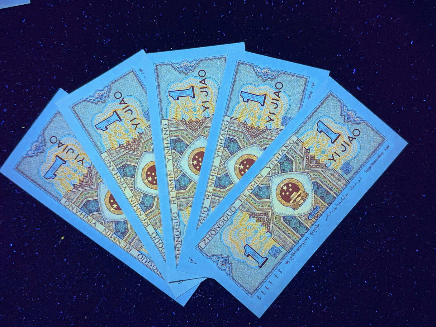 钱满塘收藏-精品钱币大杂烩 🔥精品刀货！8001【小金牡丹·O版·趣味码·大雪无痕绿补王五张】钱坤三标刀货评级币YA24157801-900刀货，67E明细分！尾888靓号刀！这刀整刀百位数字严重错版下垂！YA2415正宗小金牡丹流水，多题材之王，这刀含有五张绿补王，光这五张绿补王就价值四五百了！无斑无油！适合收藏！