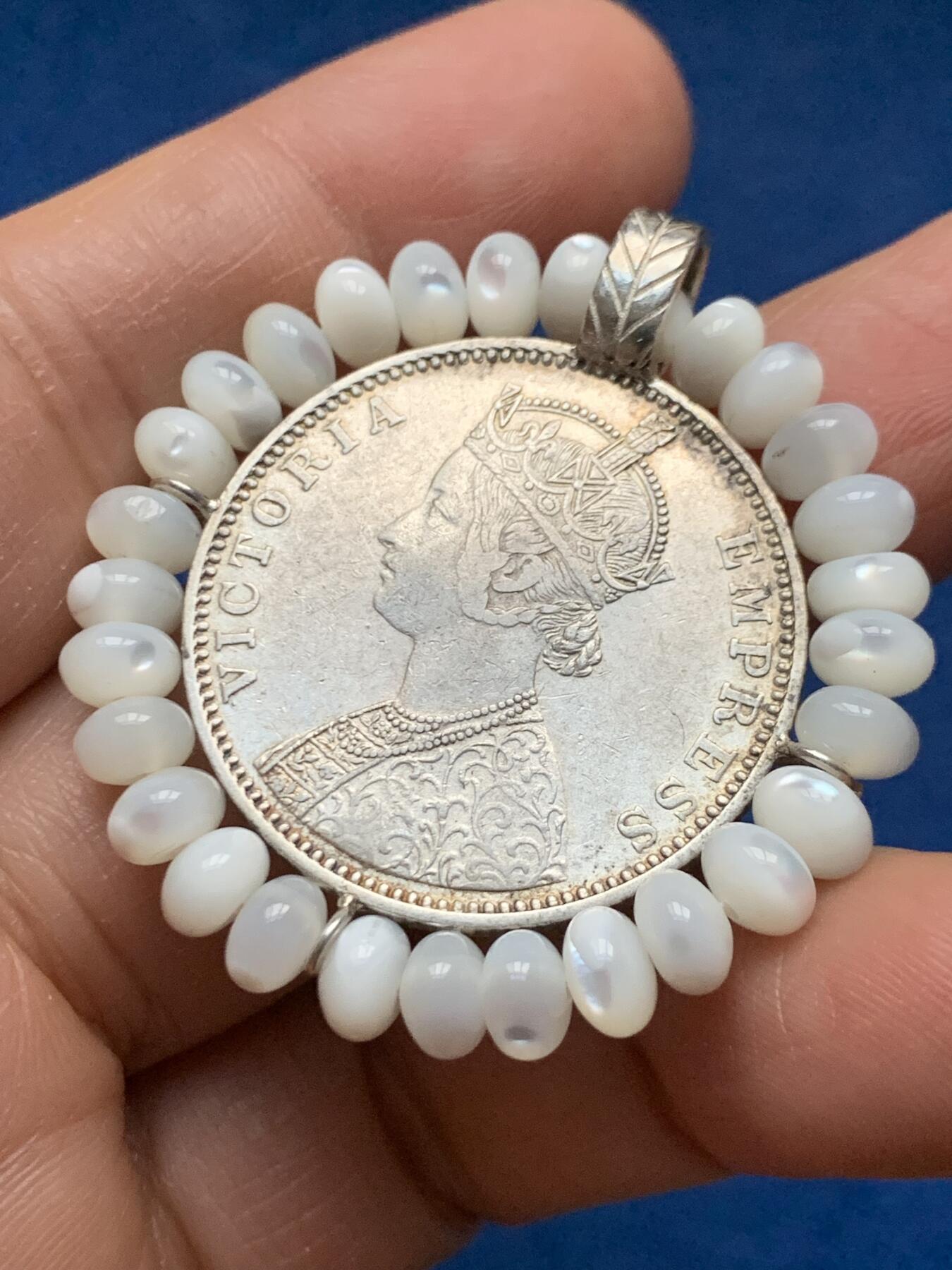 《竞宝斋》第463-465场 周日，周一，周二，3场连拍 （全场包邮）欢迎送拍 英属印度1900年维多利亚女王1卢比银币吊坠 总重18克 41.5mm