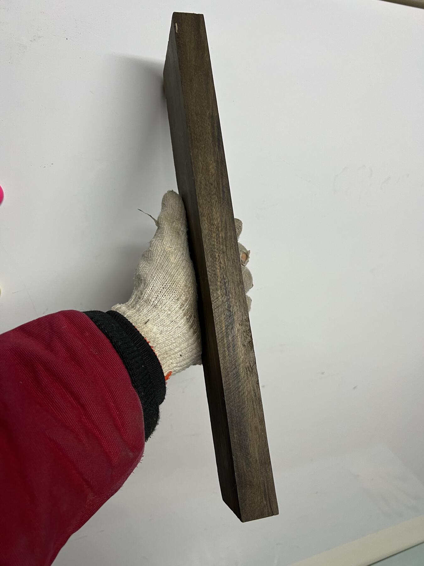 零元拍：NO.8爆满金丝乌木金丝楠 可做镇尺 切牌子，无需打磨就已经金光闪闪。满金丝药香，尺寸约：36.5/6.3/2.5厚CM。